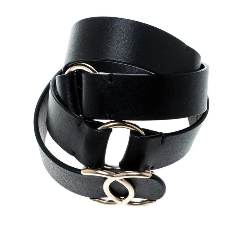 Complete any ensemble with a touch of luxurious fashion by flaunting this beauty of a belt from Chanel. It is crafted from black leather and detailed with gold-tone metal links and a CC buckle. The belt will look great with dresses and