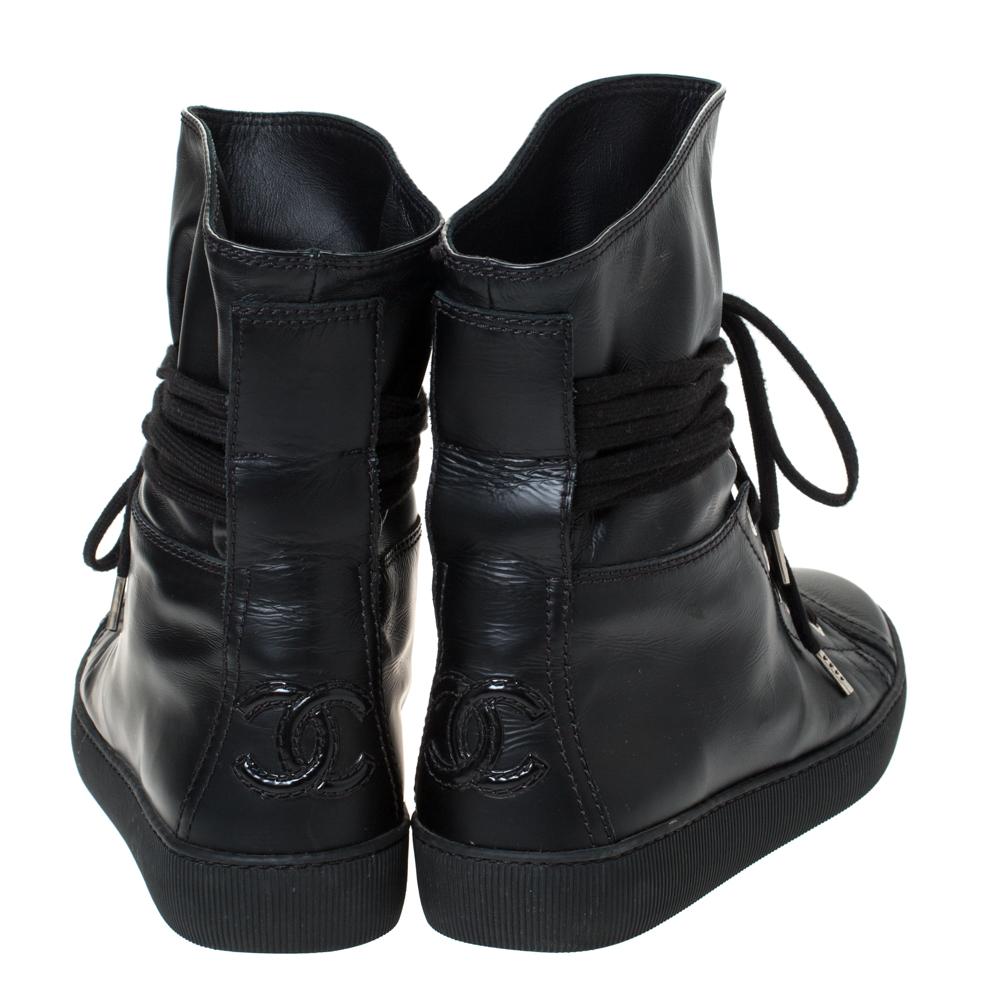 Chanel Black Leather CC Boots Size 35.5 In Good Condition In Dubai, Al Qouz 2