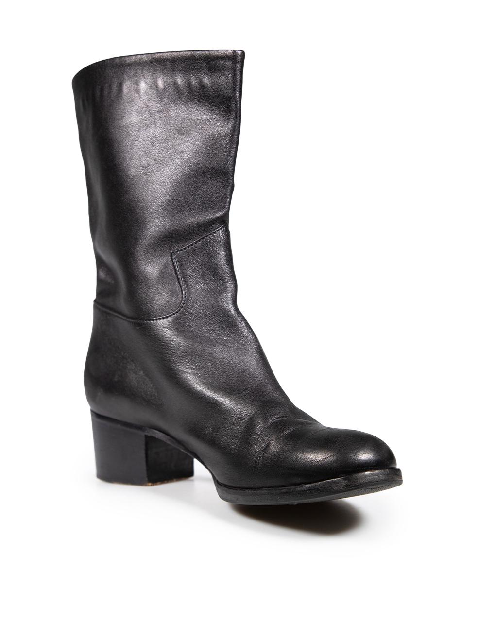 L'ÉTAT est bon. L'usure générale des bottes est évidente. Abrasion sur toutes les zones de cuir et le talon sur les deux chaussures sur cet article de revente Chanel designer d'occasion. Veuillez noter que ces chaussures ont été
