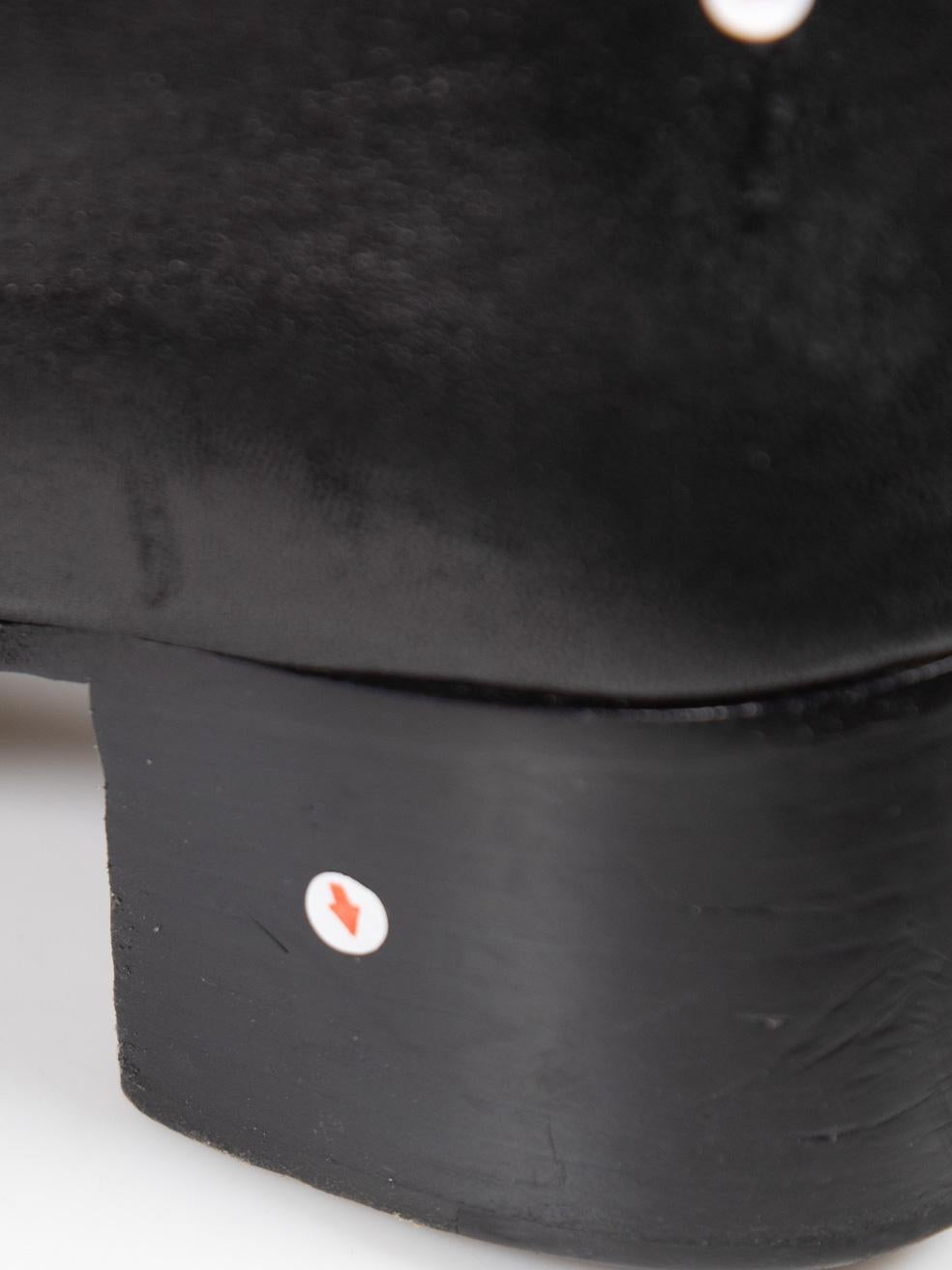 Chanel Bottes CC en cuir noir Taille IT 38.5 en vente 4