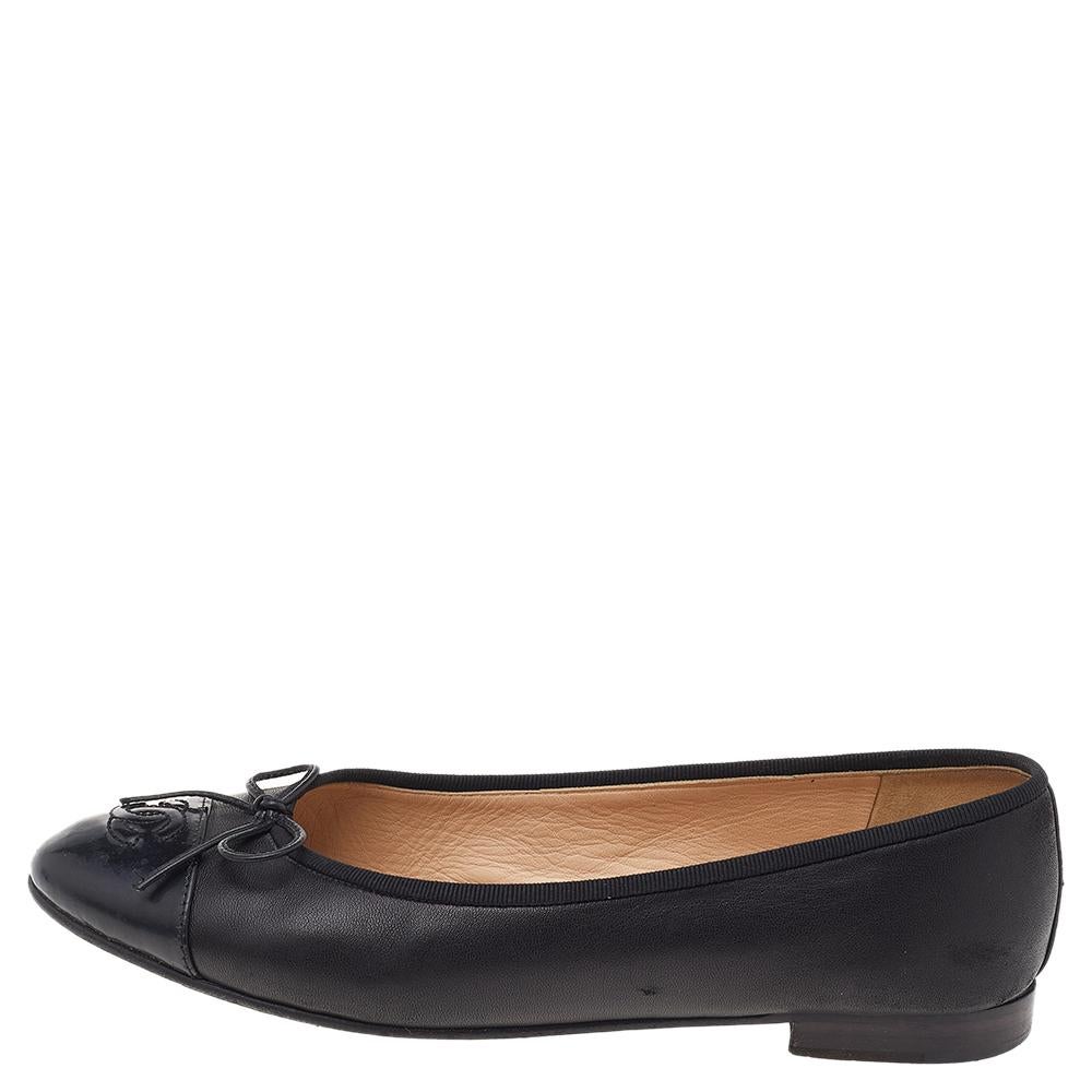 Minimalistic yet fashionable, these ballet flats from Chanel are perfect for channeling an air of elegance. These black flats are crafted from leather and feature round toes with bow detailing and the CC logos. They come equipped with leather-lined