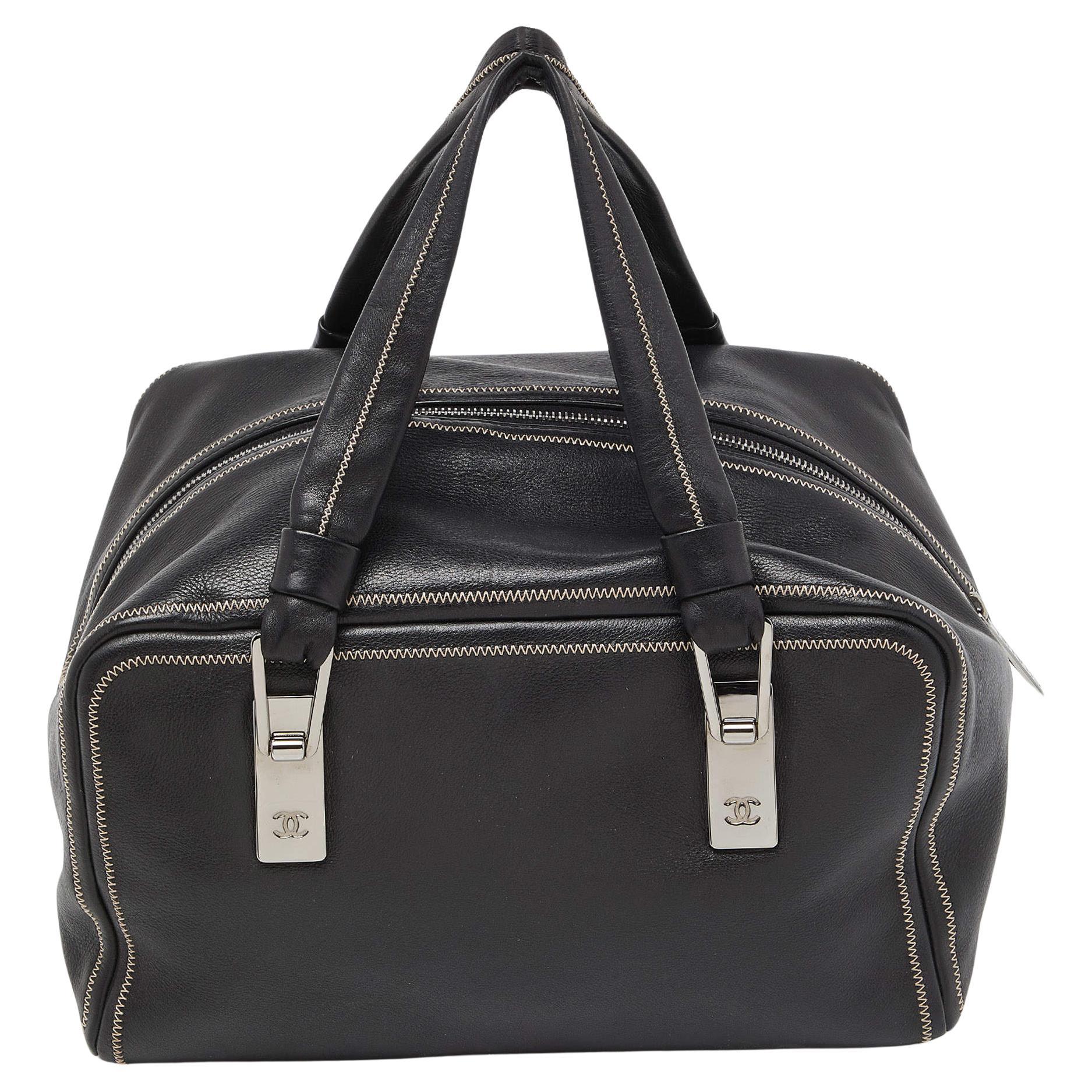 Les sacs de créateurs sont des compagnons idéaux pour de nombreuses occasions ! Nous avons ici une pièce qui allie mode et fonctionnalité, fabriquée avec précision. Il a été doté d'un intérieur bien dimensionné qui peut facilement accueillir tous