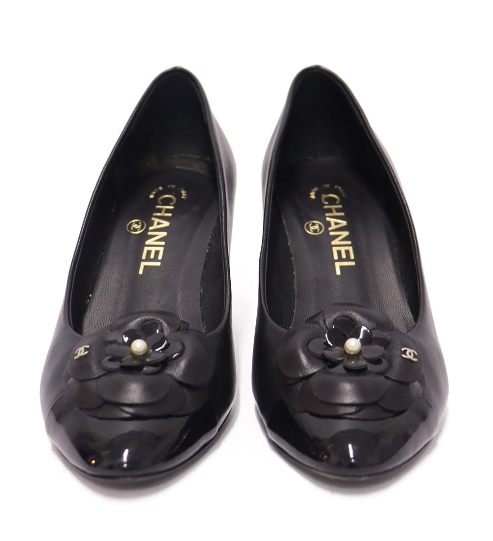 Chanel Black Leather CC Camelia Pumps Size EU 37 In Good Condition For Sale In Amman, JO