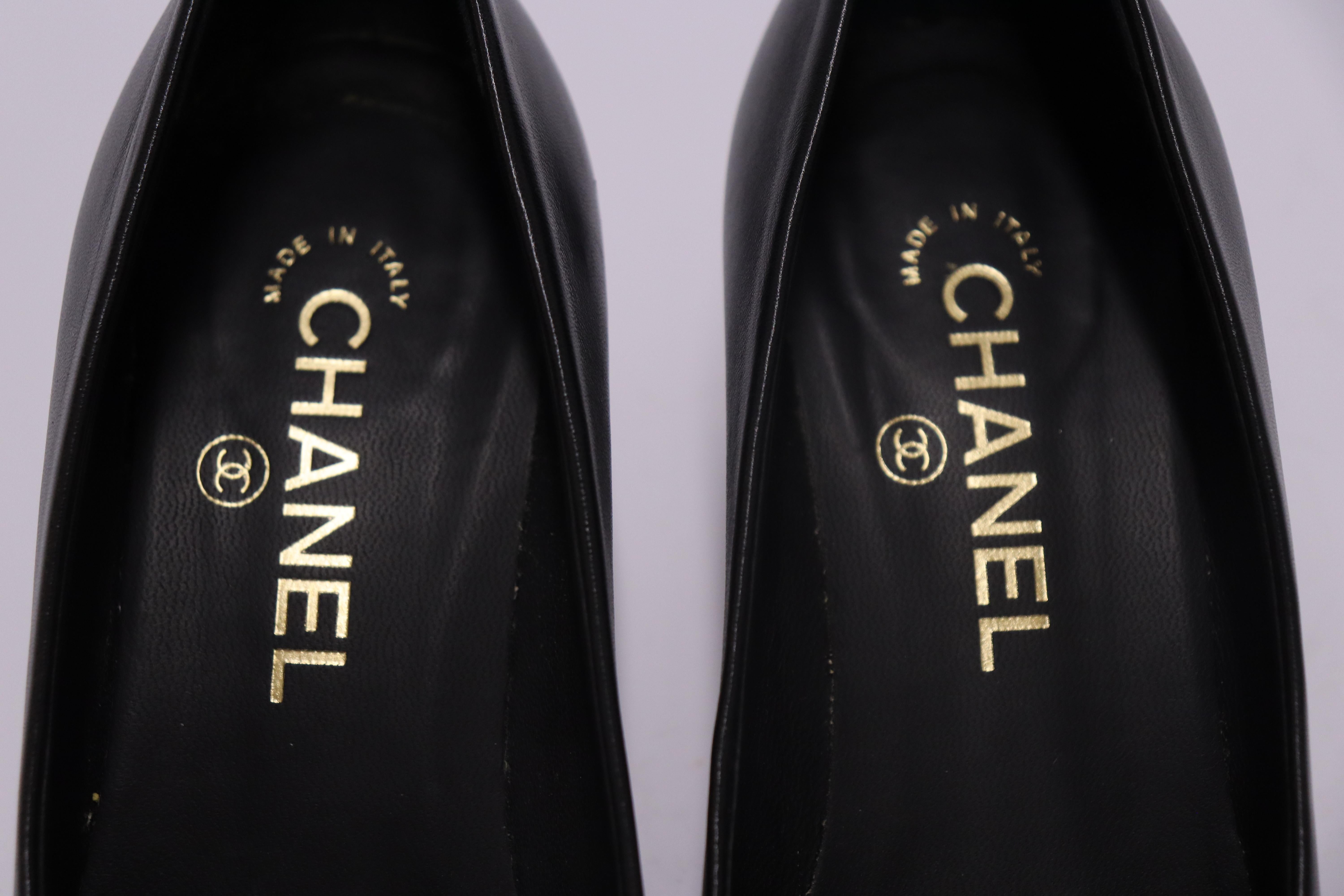 Chanel Black Leather CC Camelia Pumps Size EU 37 For Sale 1