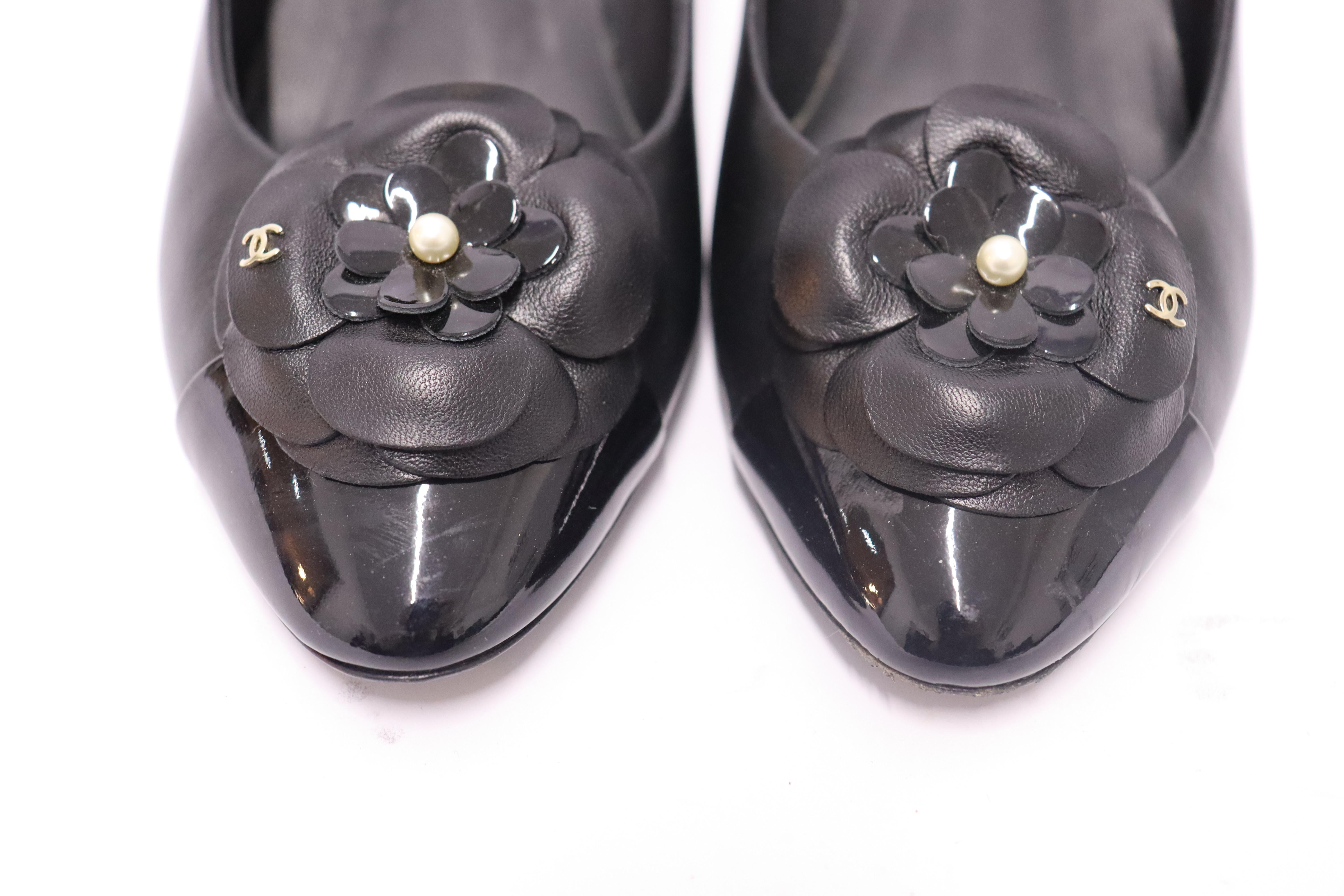 Chanel Black Leather CC Camelia Pumps Size EU 37 For Sale 4