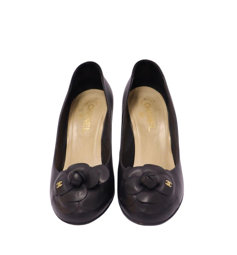 Chanel Black Leather CC Camelia Pumps Size EU 39.5 In Good Condition For Sale In Amman, JO