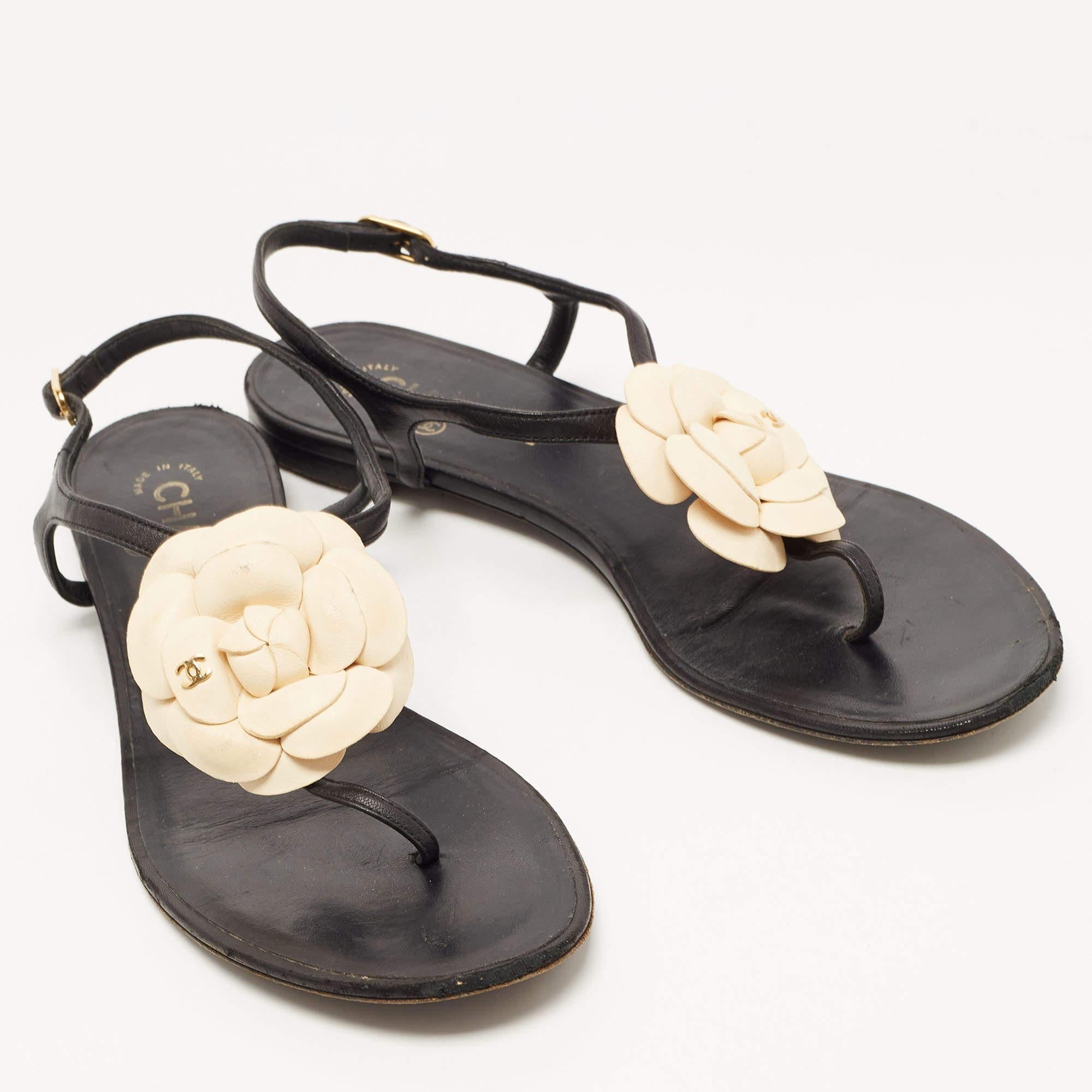 Chanel Black Leather CC Camelia Thong Flat Sandals Size 41 In Good Condition In Dubai, Al Qouz 2