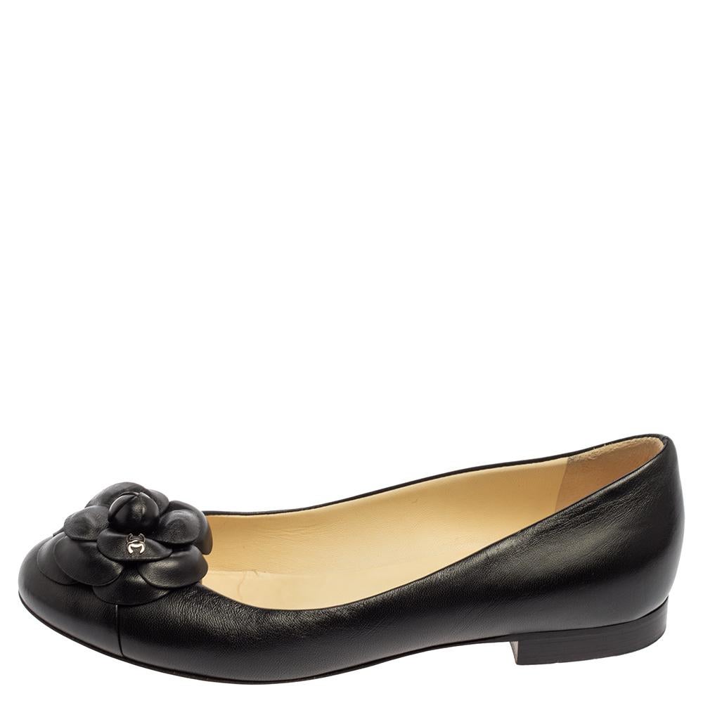 These beautifully designed Chanel Camellia ballet flats are a delight to own. Crafted from black leather, they feature signature Camellia flowers on the toes and the signature on the insoles. Grab these comfortable flats right away!

