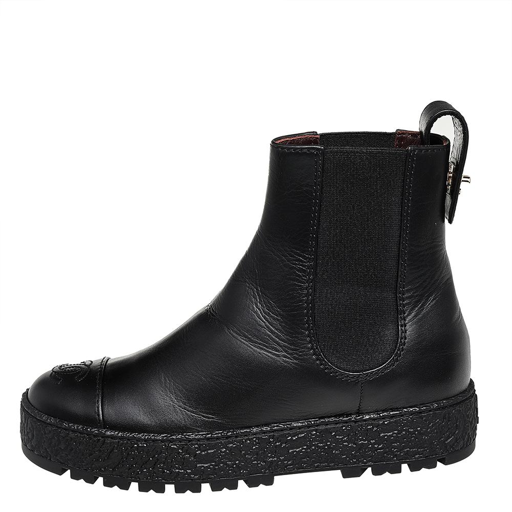 These Chanel boots will be a staple in your wardrobe. In durable, timeless leather, these ankle boots have low heel and non-slip soles. The elasticated ankles feature the Chanel CC logo on the cap toes and a tab at the back to enable the boots to be
