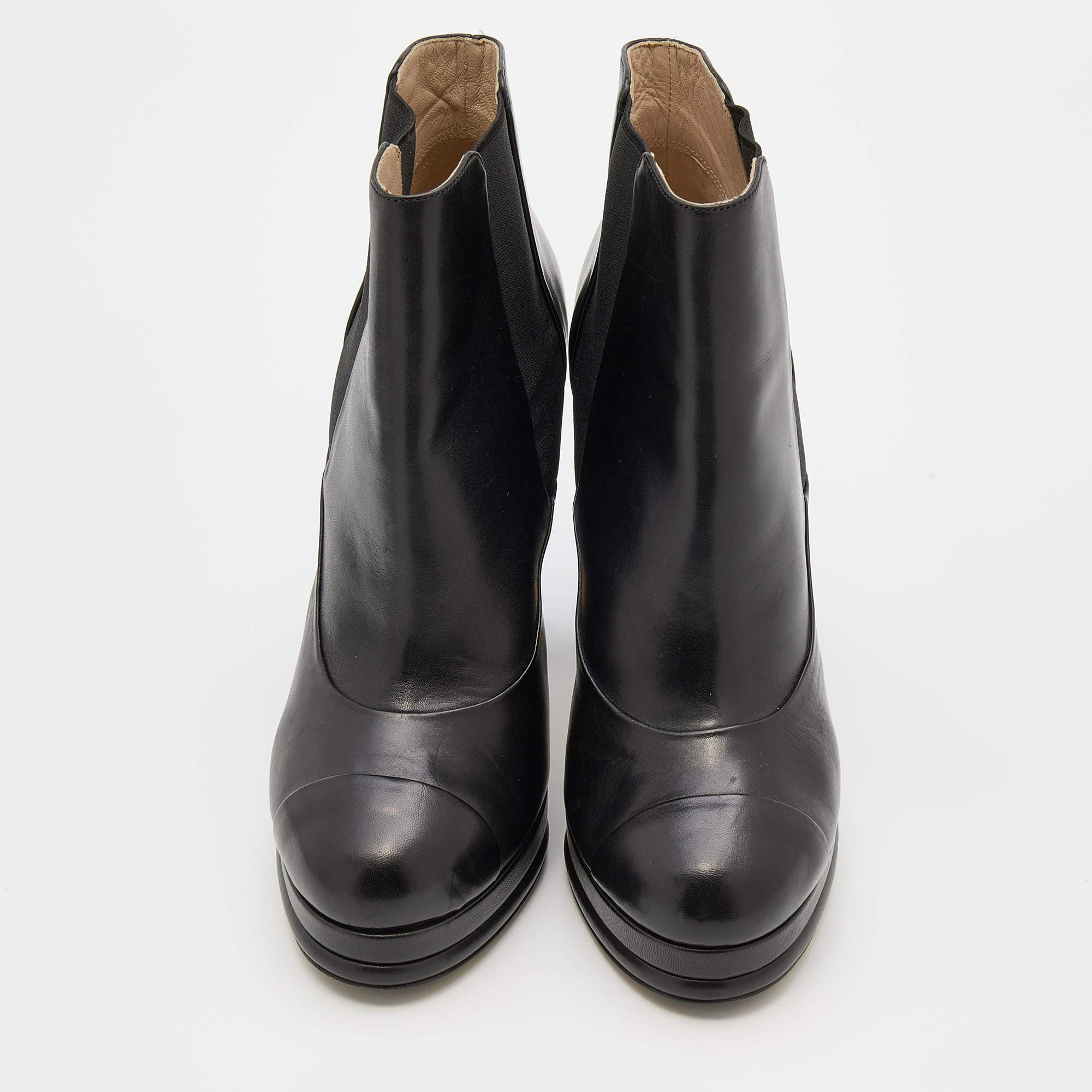 These boots are designed to offer you style without compromising on comfort. Created from durable materials, they flaunt sleek heels, comfortable soles, and a slip-on fitting.

