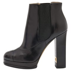 Chanel Schwarze Chelsea-Stiefel aus Leder CC mit Zehenkappe und Blockabsatz Größe 39