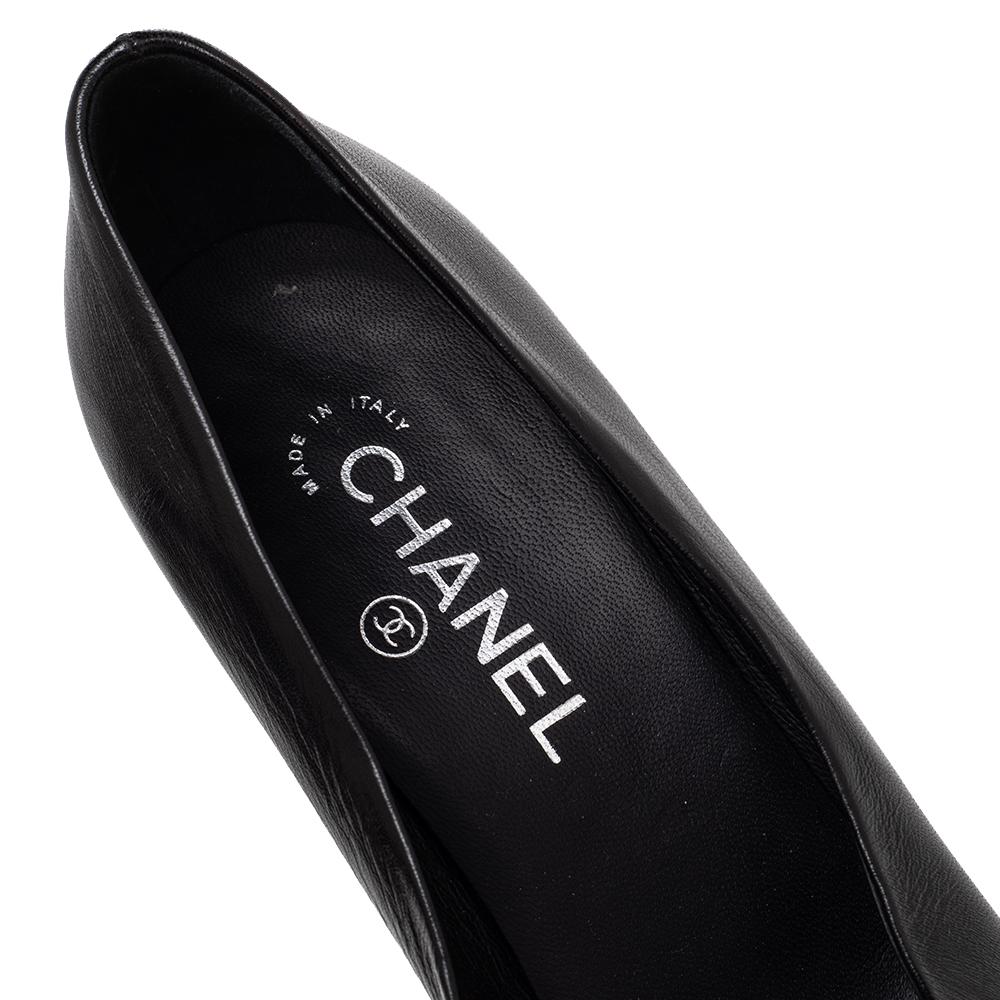 Chanel’s elegance and distinctive style are evident in these platform pumps. They are made from leather and feature the CC logo on the cap toes, leather-chain detailing on the platforms, and covered heels raised at 11.5 cm.


