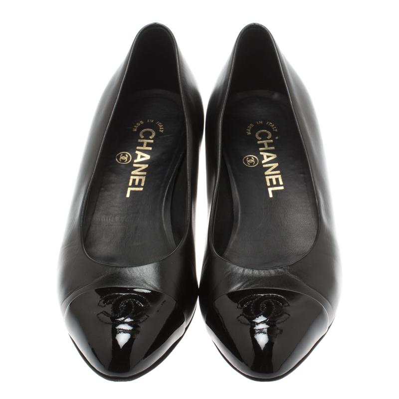 Chanel Black Leather CC Cap Toe Court Shoe Pumps Size 37 In Good Condition In Dubai, Al Qouz 2