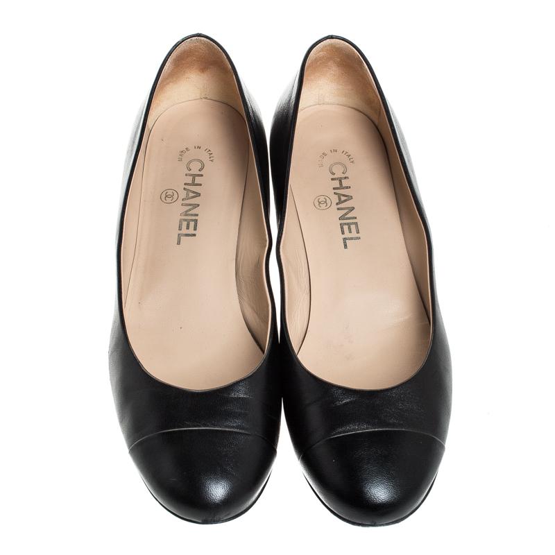 Chanel Black Leather CC Cap Toe Court Shoe Pumps Size 39.5 In Good Condition In Dubai, Al Qouz 2