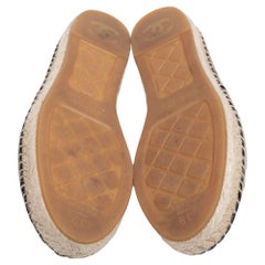 Chanel - Chaussures espadrilles à bout arrondi en cuir noir CC, taille 39