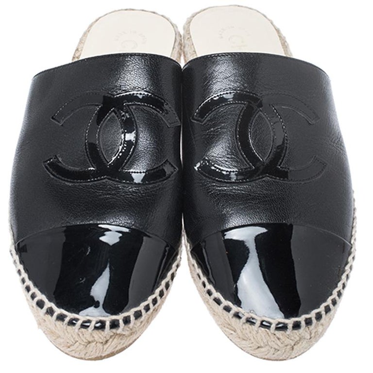 Chanel Black Leather CC Cap Toe Espadrille Mules Size 38 For Sale at