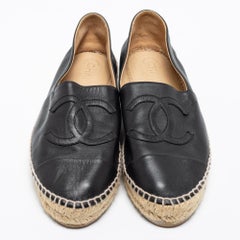 Chanel - Espadrilles plates en cuir noir à bout plat CC, taille 41