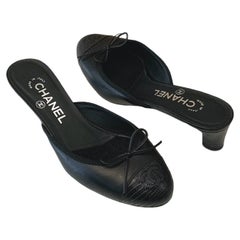Mules Chanel in pelle nera con punta a cappuccio