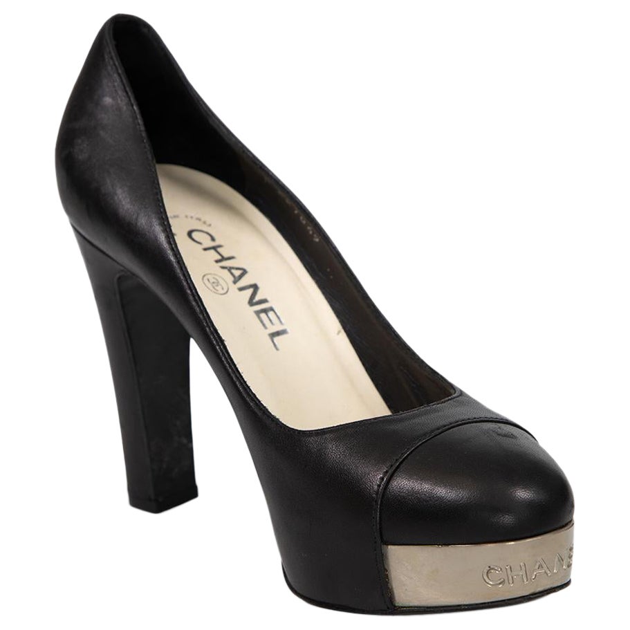 Chanel - Escarpins à plateforme en cuir noir CC Cap Toe - Taille IT 37,5 en vente