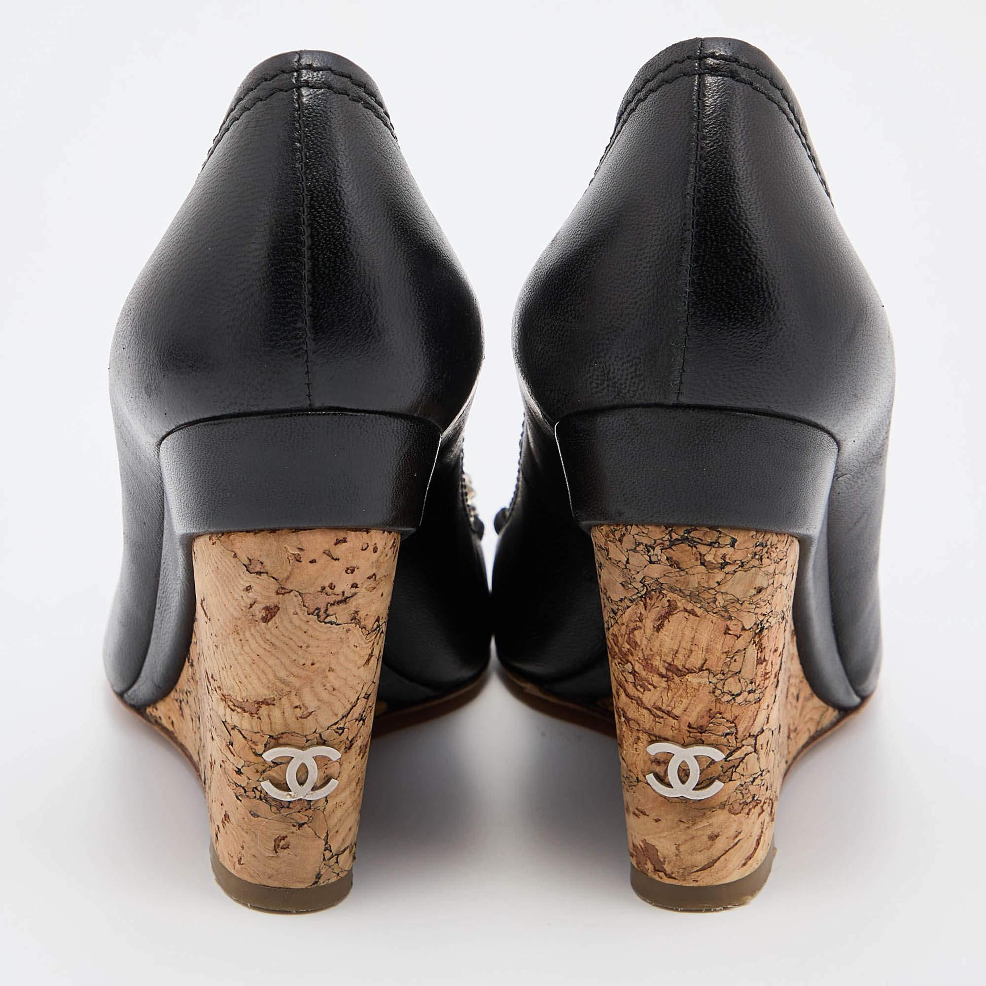 Chanel Schwarze CC Keil-Pumps aus Leder mit Zehenkappe Größe 36.5 im Angebot 4