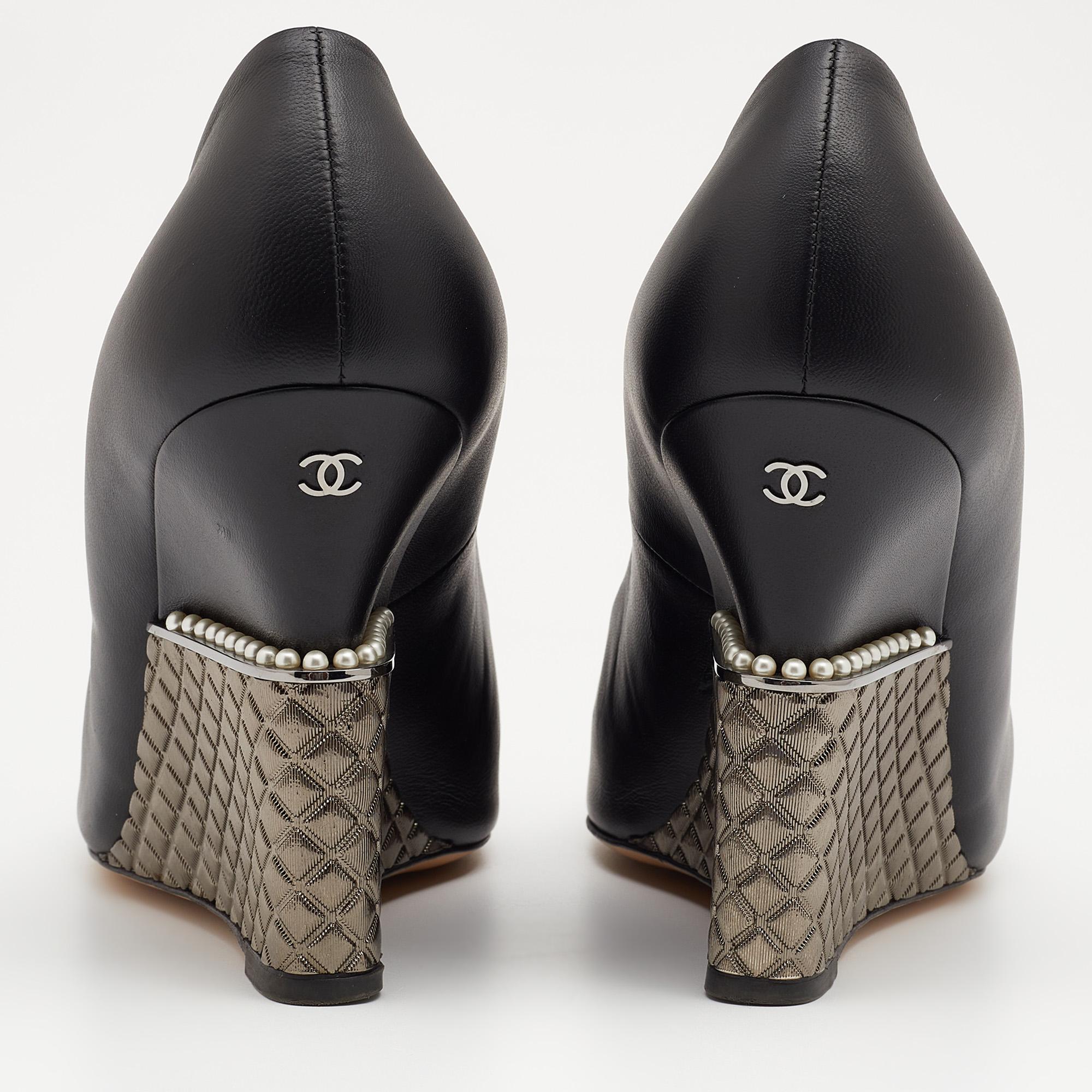 Chanel Black Leather CC Cap Toe Wedge Pumps Size 39 In Excellent Condition In Dubai, Al Qouz 2