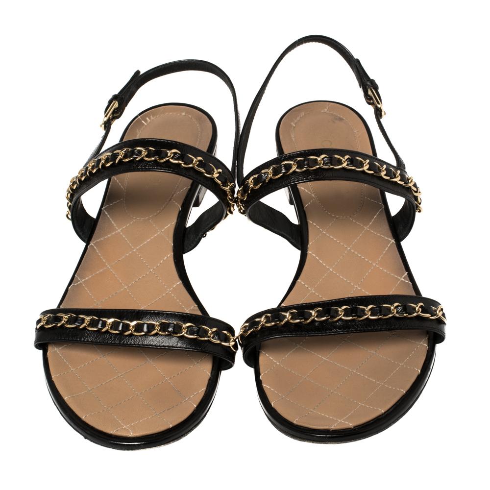 Minimalistisch und doch gewagt - diese Sandalen von Chanel werden Ihren unglaublichen Sinn für Stil nahtlos ergänzen! Sie wurden aus Leder in einer zehenoffenen Silhouette gefertigt und mit Riemen versehen:: die mit Kettengliedern verziert sind. Sie