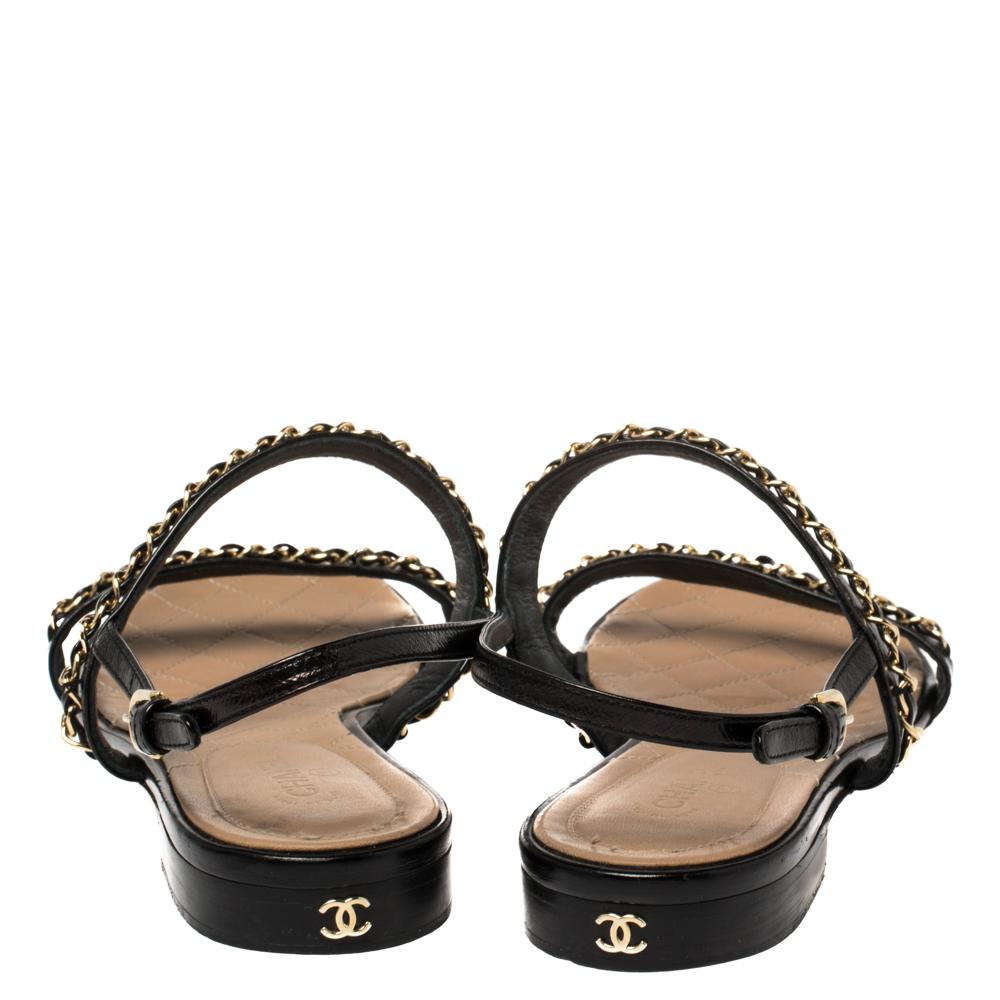 Chanel Schwarz Leder CC Kette Detail Slingback flache Sandalen Größe 41 im Zustand „Gut“ in Dubai, Al Qouz 2
