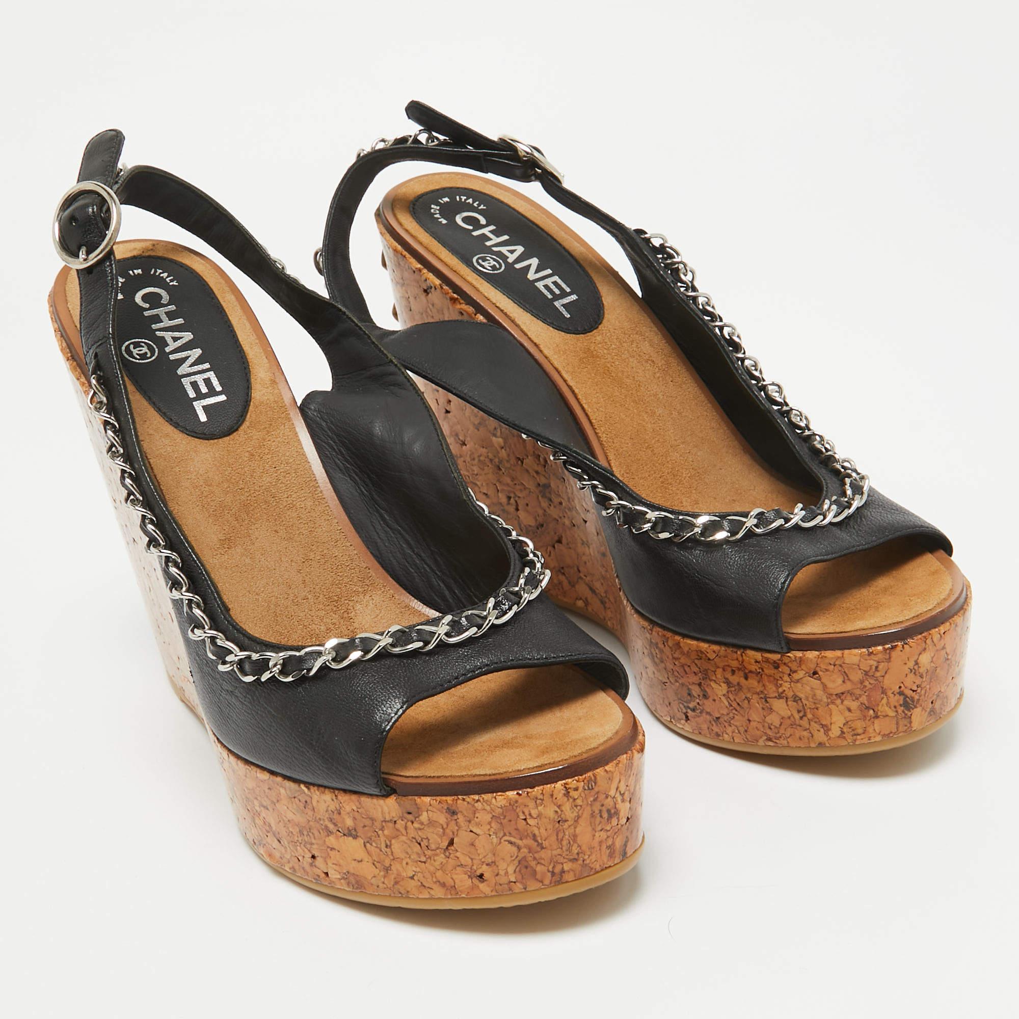 Chanel Black Leather CC Chain Link Cork Platform Wedge Sandals Size 40 In Good Condition In Dubai, Al Qouz 2