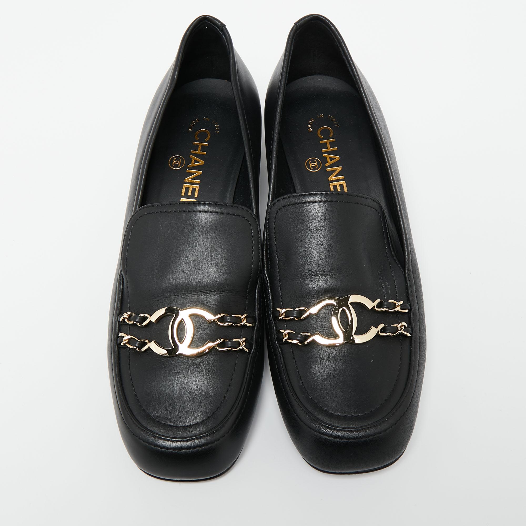 Fashioned luxuriously to bring sophistication, these loafers from the house of Chanel will definitely be your best buy! They are crafted using black leather, with CC chain-link embellishments attached to the vamps. They show a slip-on feature. Pair