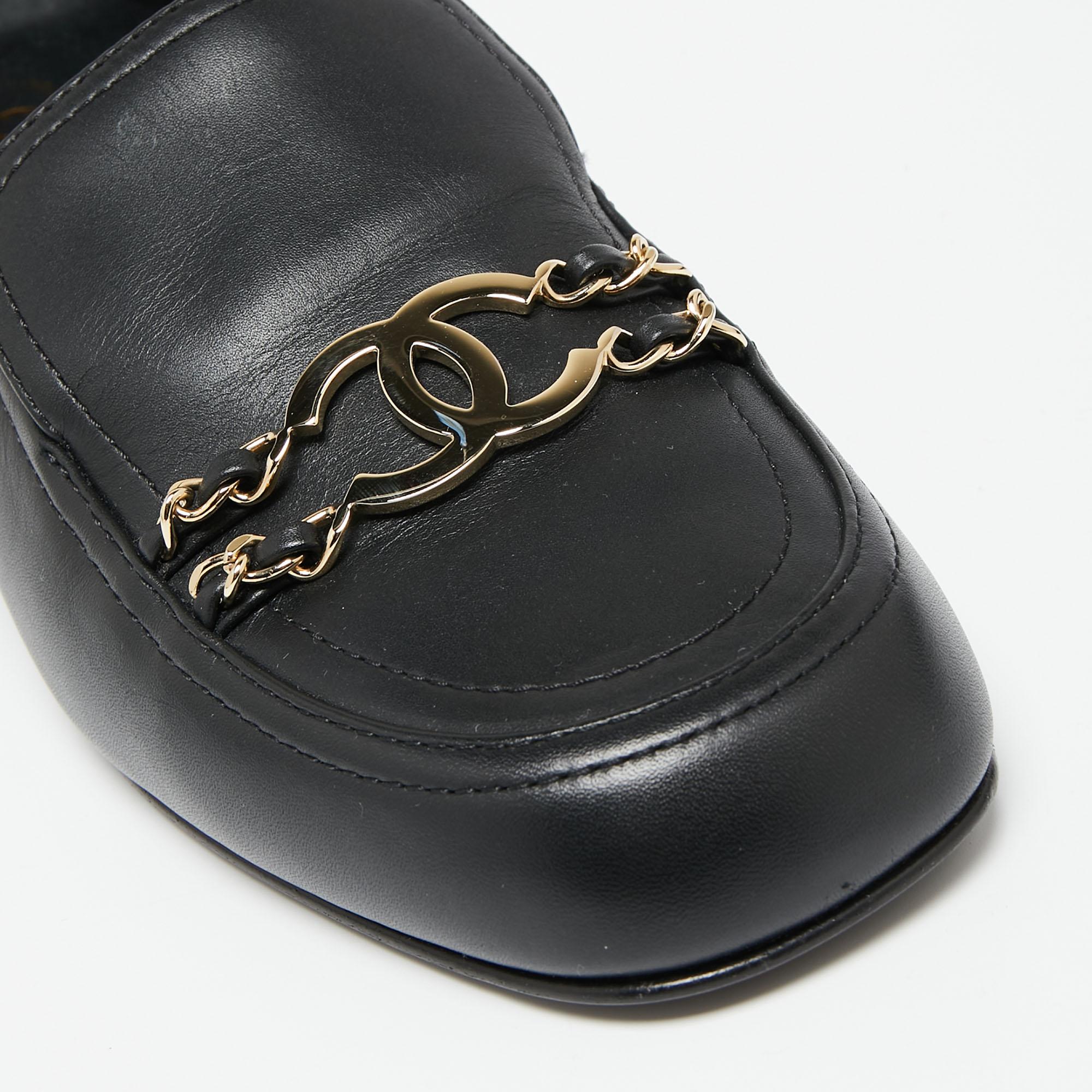 Chanel Black Leather CC Chain Link Slip On Loafers Size 39 In Good Condition In Dubai, Al Qouz 2