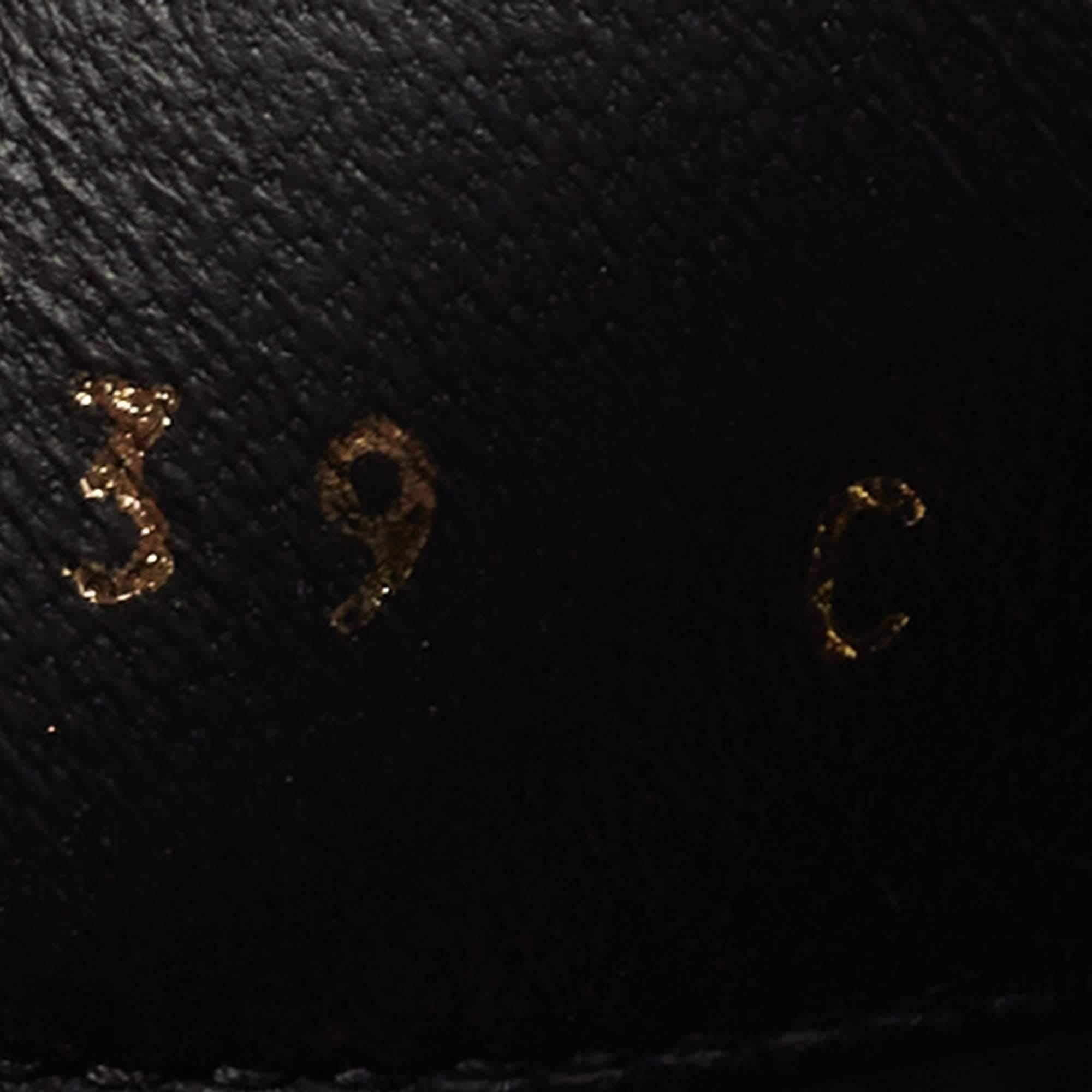 Chanel Black Leather CC Dad Flat Sandals Size 39 In New Condition In Dubai, Al Qouz 2