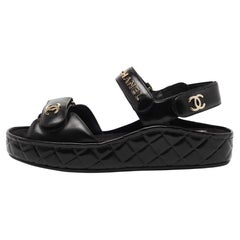 Chanel - Sandales plates CC Dad en cuir noir, taille 39