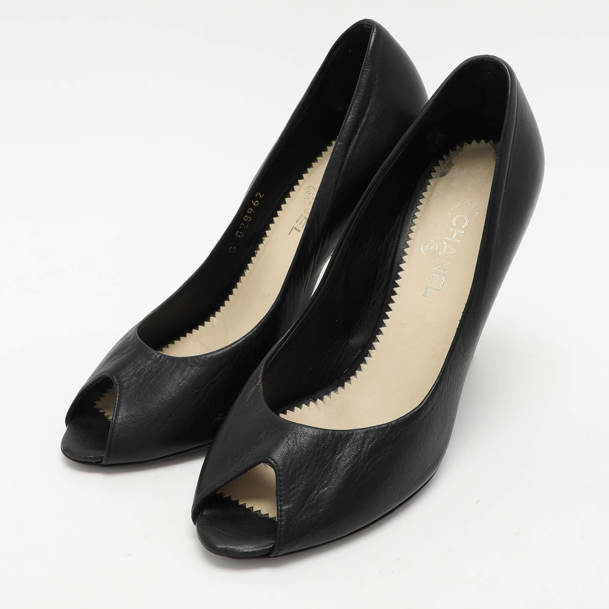 Entdecken Sie die Eleganz der Schuhe mit diesen Chanel Pumps für Damen. Sorgfältig entworfen  Diese Absätze vereinen Mode und Komfort  damit Sie in jeder Umgebung glänzen.