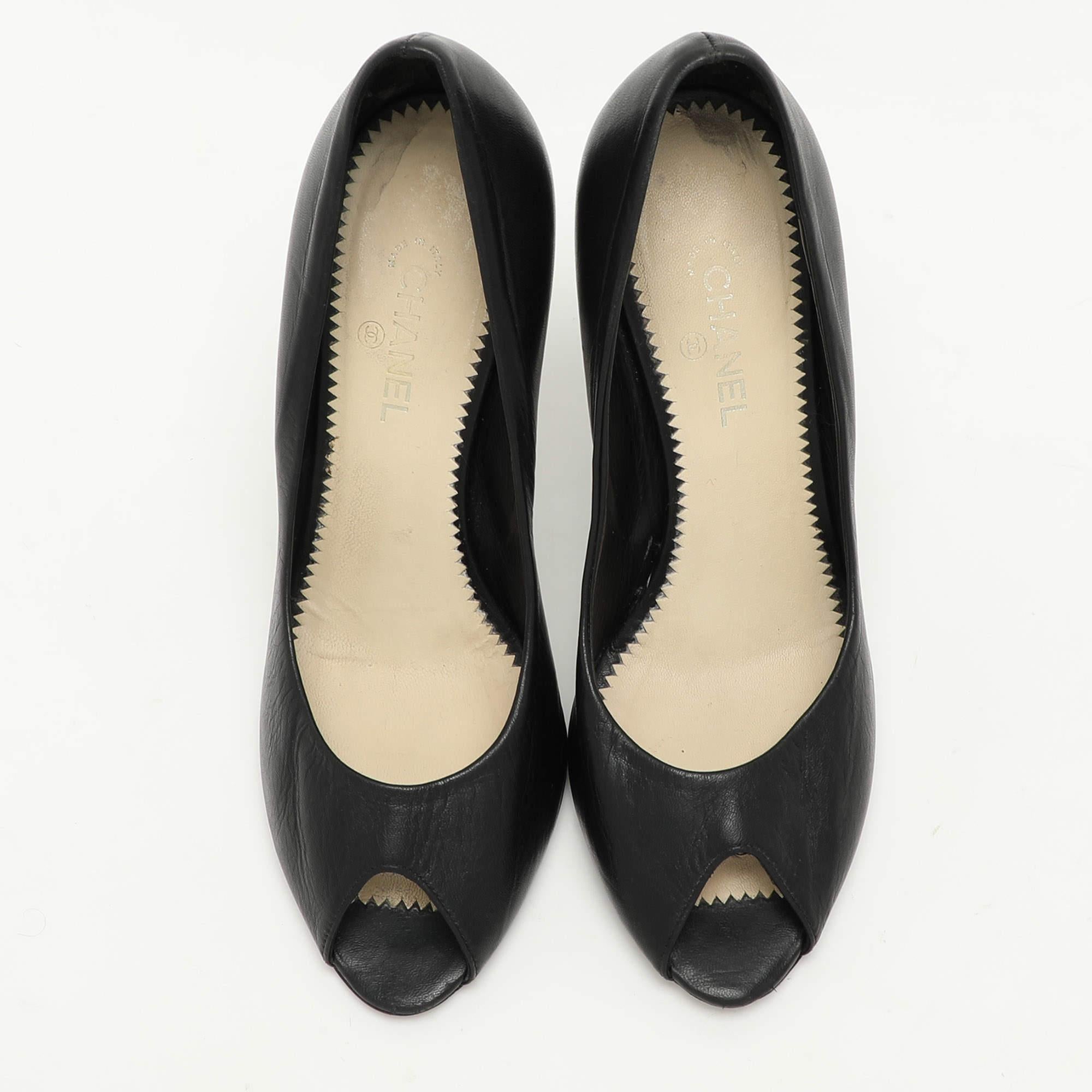 Chanel Schwarz Leder CC verschönerte Peep Toe Pumps Größe 36 im Zustand „Gut“ im Angebot in Dubai, Al Qouz 2