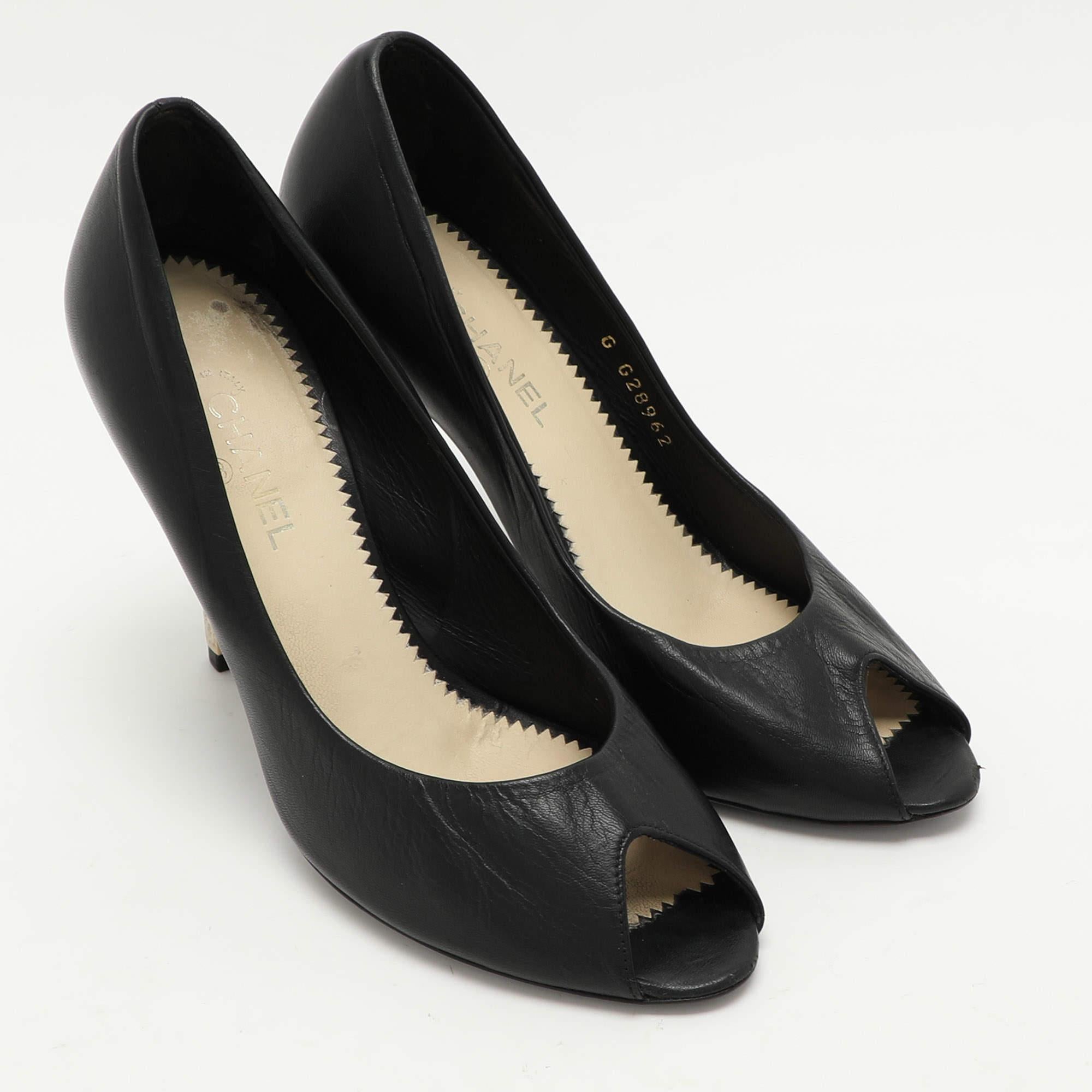 Chanel Schwarz Leder CC verschönerte Peep Toe Pumps Größe 36 Damen im Angebot