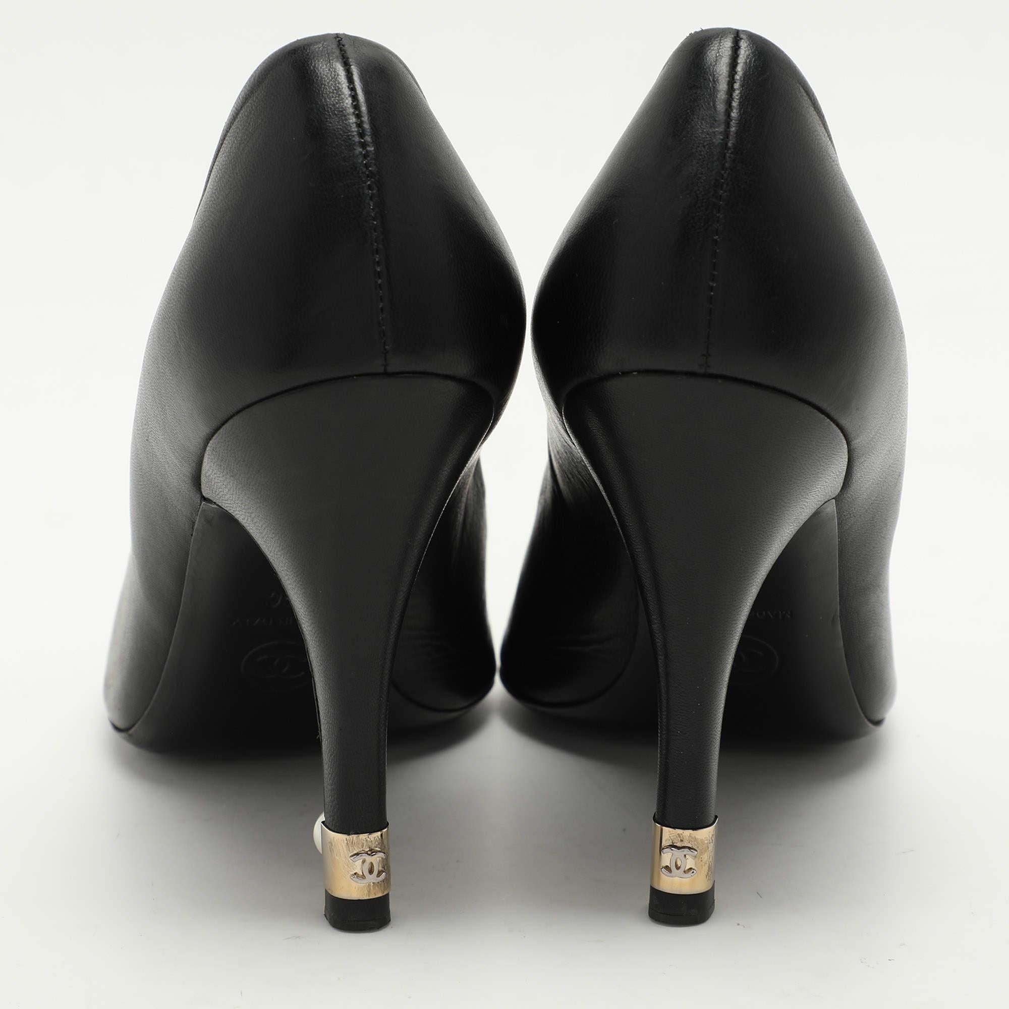 Chanel Schwarz Leder CC verschönerte Peep Toe Pumps Größe 36 im Angebot 1