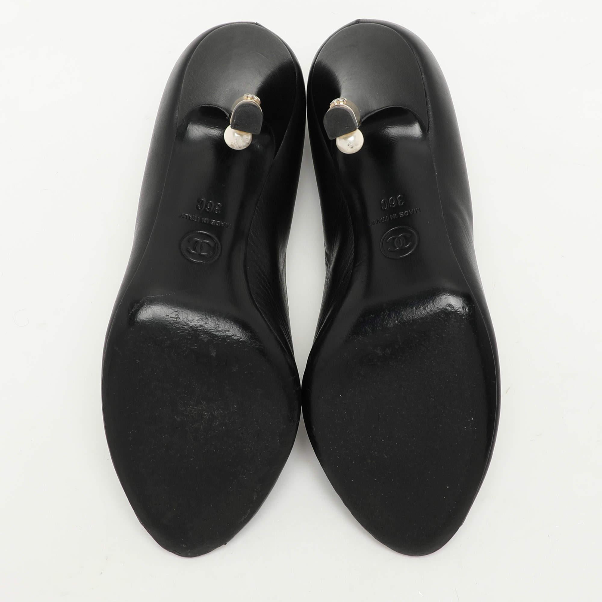 Chanel Schwarz Leder CC verschönerte Peep Toe Pumps Größe 36 im Angebot 2