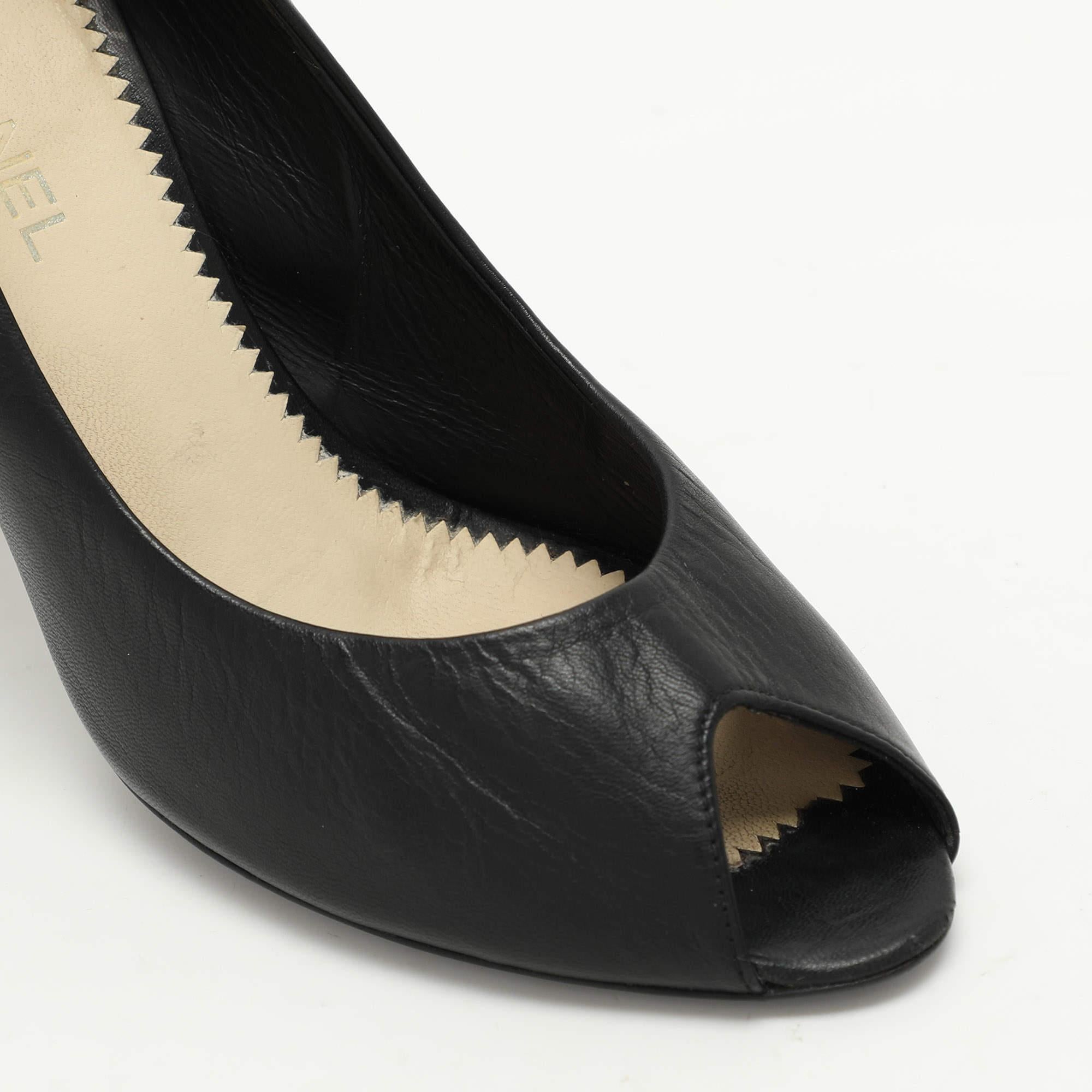 Chanel Schwarz Leder CC verschönerte Peep Toe Pumps Größe 36 im Angebot 3