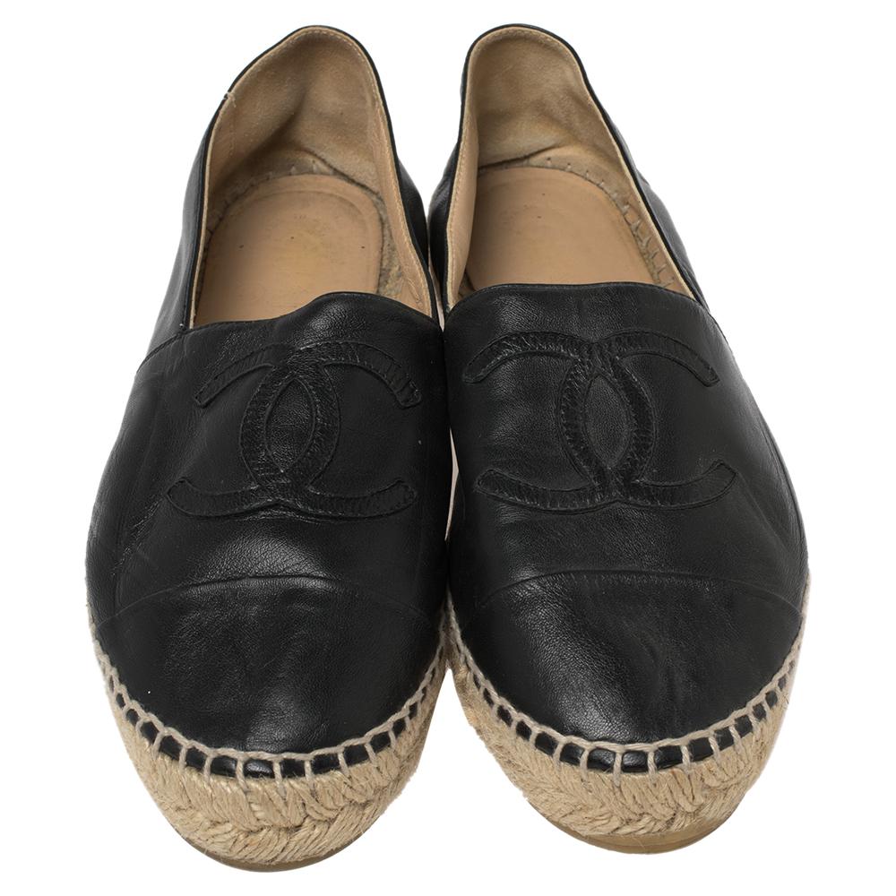 Constructed using leather, these Chanel espadrille flats feature a durable design laden with comfort. The classic black exterior is detailed with the CC logo on the uppers and laid on espadrille midsoles.

