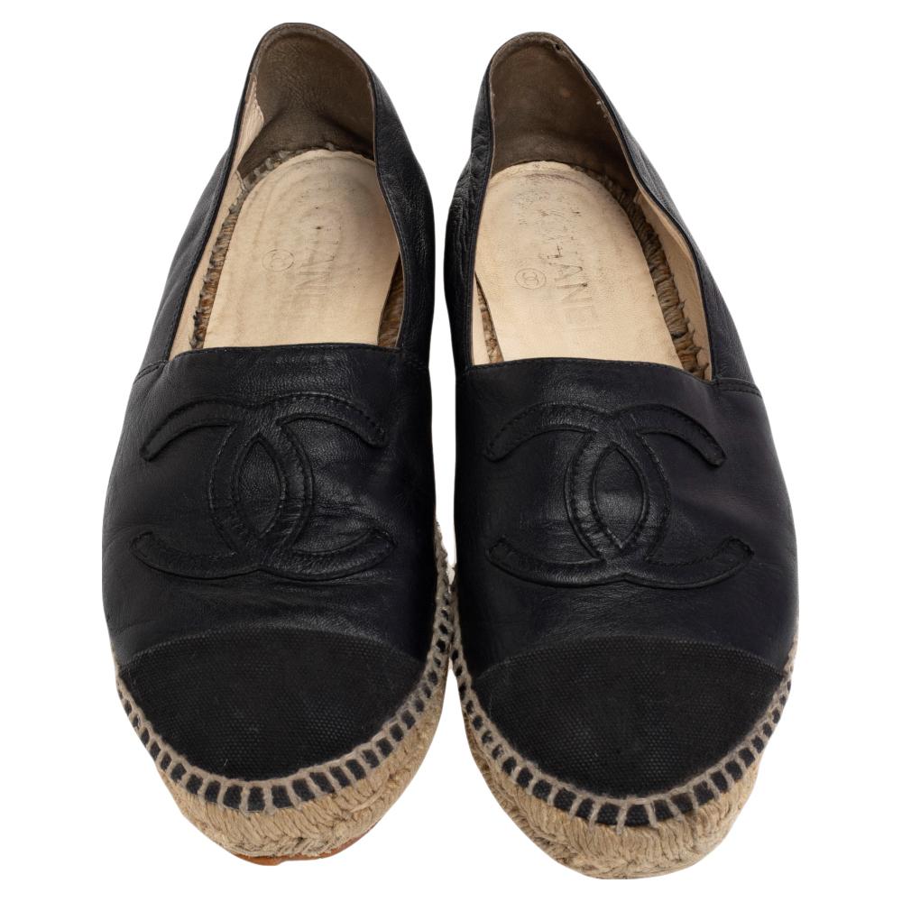 Constructed using leather, these Chanel espadrille flats feature a durable design laden with comfort. The black exterior is detailed with the CC logo on the uppers and laid on espadrille midsoles.

