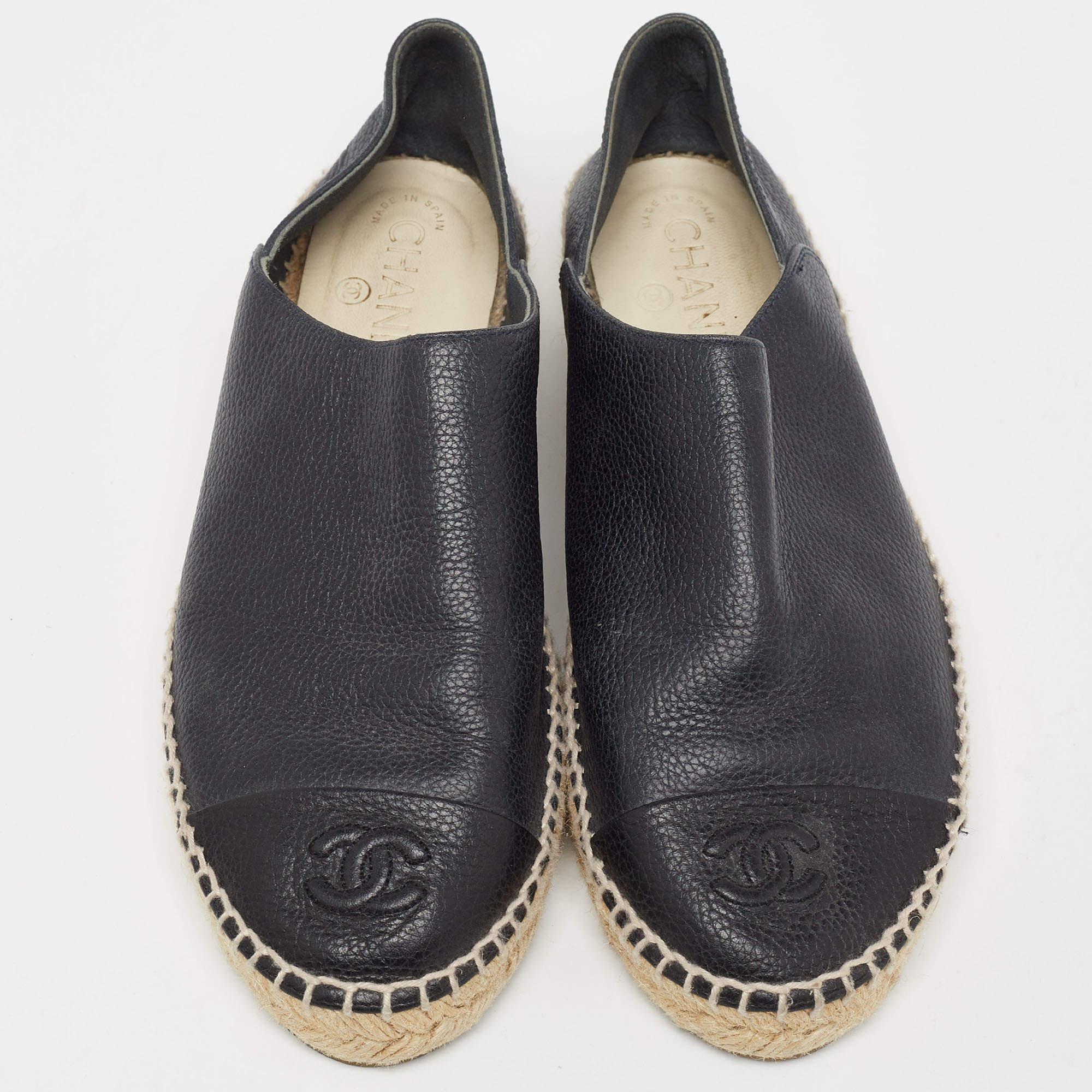 Chanel Black Leather CC Espadrille Flats Size 40 In Good Condition For Sale In Dubai, Al Qouz 2