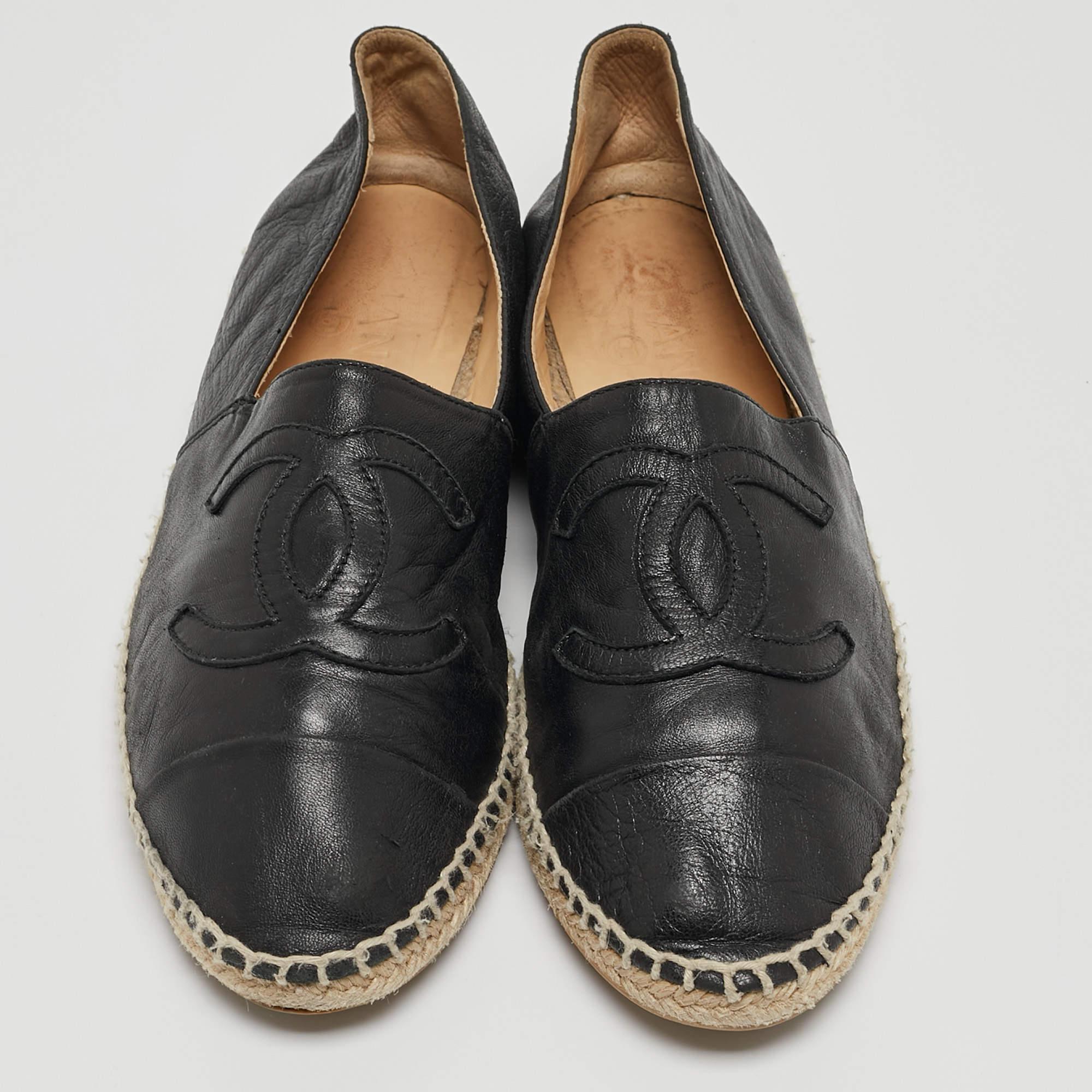Chanel Black Leather CC Espadrille Flats Size 41 In Fair Condition In Dubai, Al Qouz 2