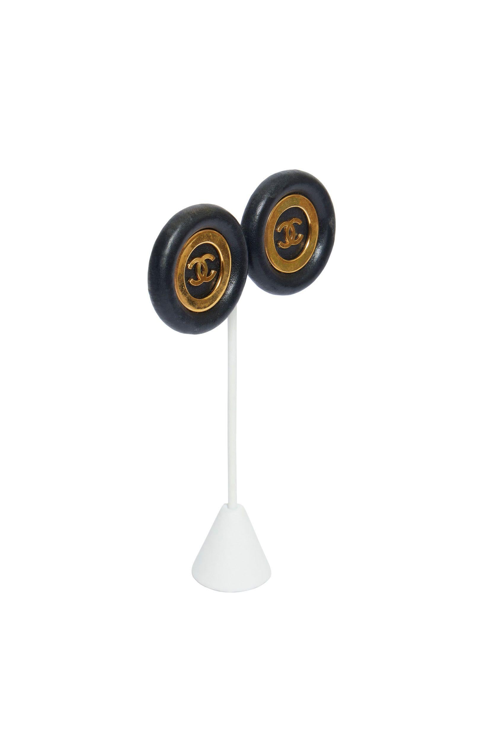 Vintage Chanel schwarzes Leder und goldenes Metall Clip auf Ohrringe. Selten und sammelbar. 24 kit Gold Metall CC-Logo in der Mitte. Goldfarbenes Metall auf der Rückseite. Collection'S, Mitte der 80er Jahre, entworfen von Victoire de Castellaine.