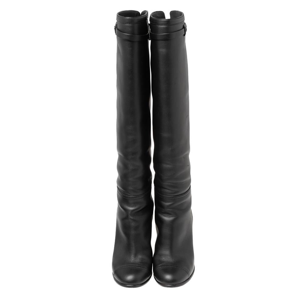 The world of Chanel brings you these fabulous CC boots that will give you nothing but confidence and loads of style. They are crafted from black leather into a knee-length silhouette. These boots comprise of Dark Ruthenium hardware, 10 cm heels, and