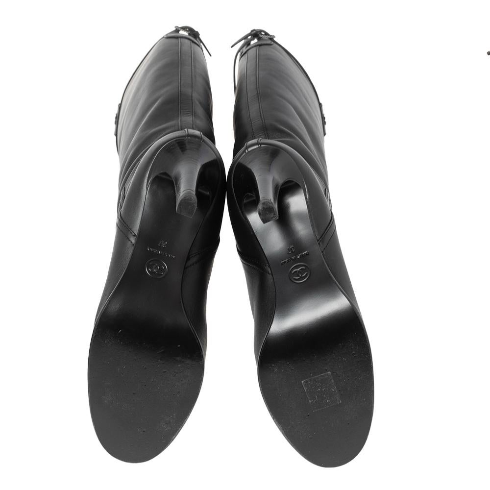 Chanel Black Leather CC Knee High Slip On Boots Size 37 In Good Condition In Dubai, Al Qouz 2