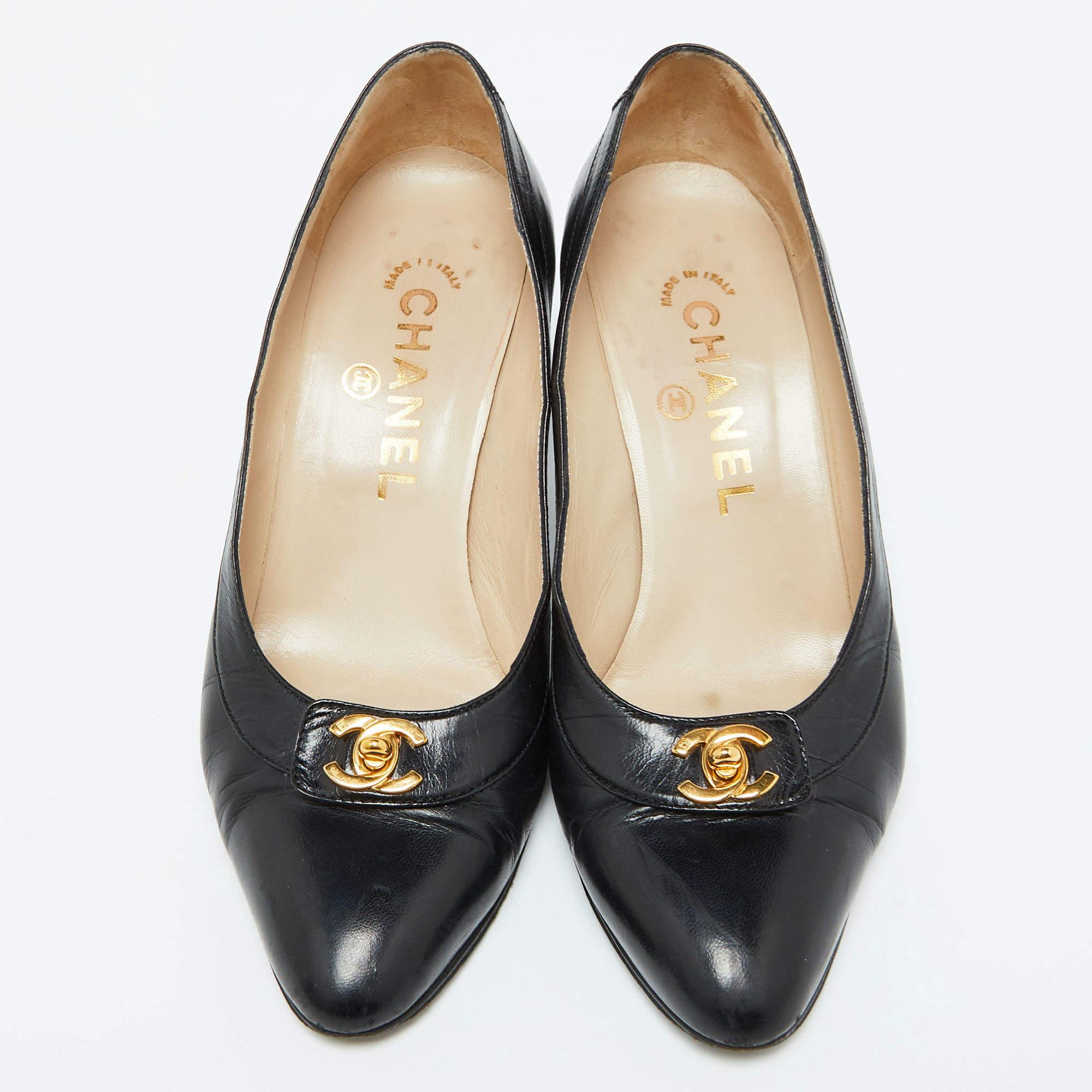 Chanel Black Leather CC Lock Pumps Size 35 In Good Condition In Dubai, Al Qouz 2