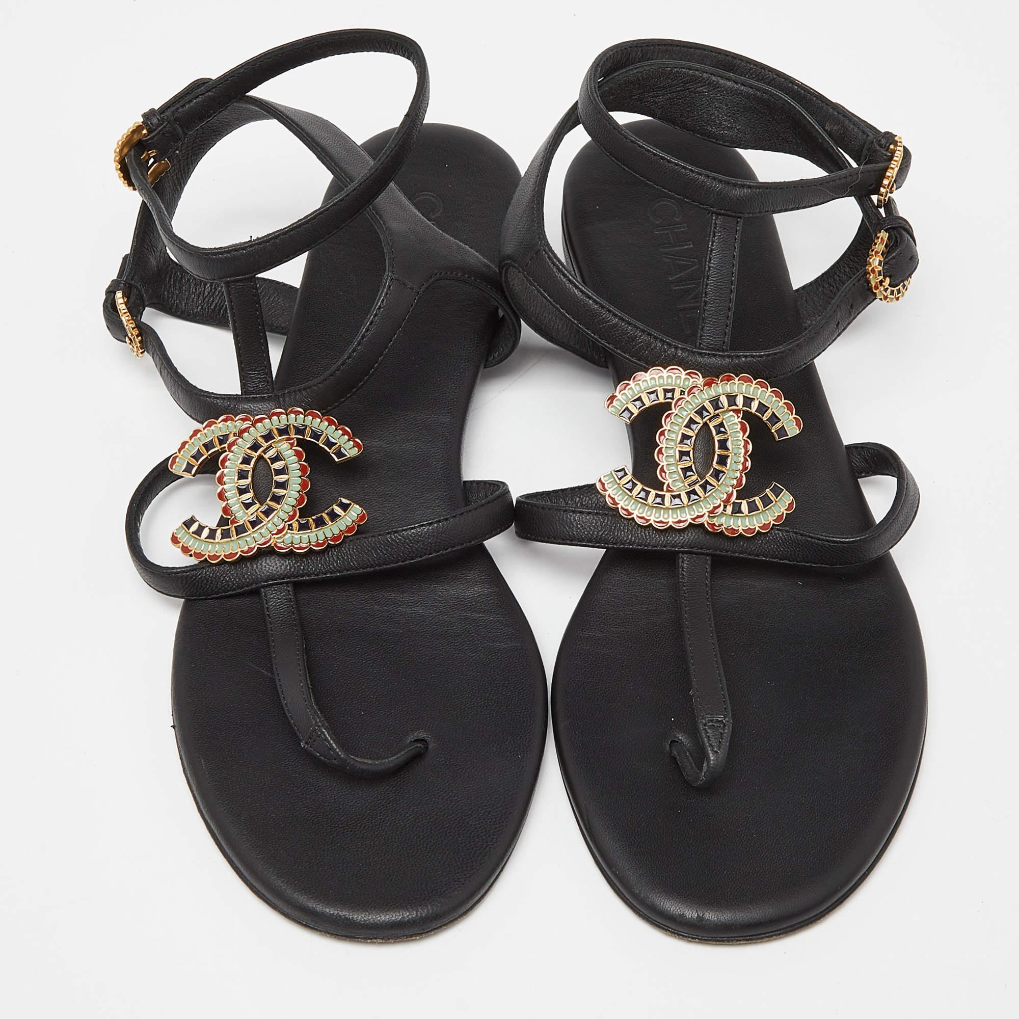 Chanel - Sandales gladiator en cuir noir avec logo CC - Taille 39 État moyen - En vente à Dubai, Al Qouz 2