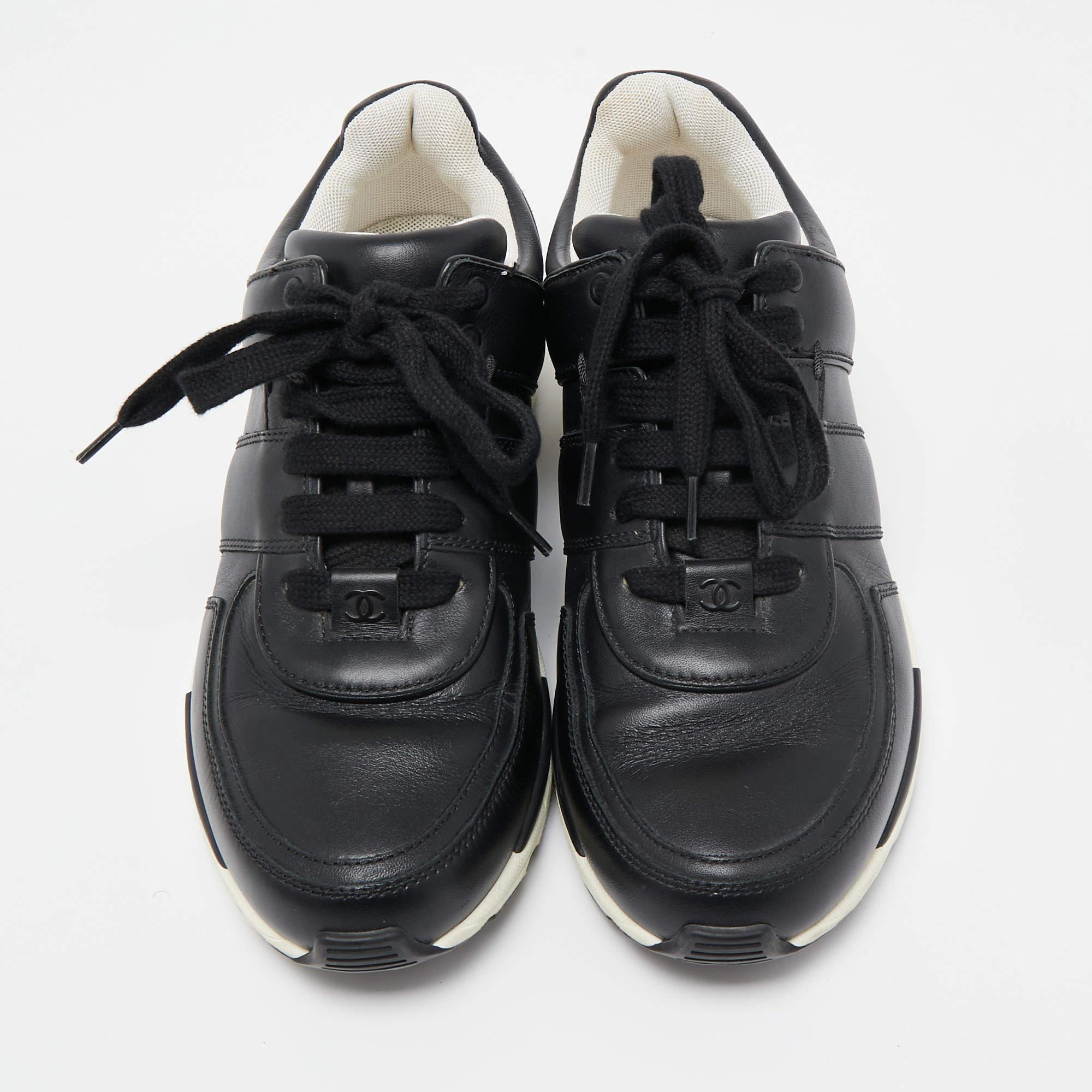 Chanel Black Leather CC Logo Low Top Sneakers Size 38.5 In Good Condition For Sale In Dubai, Al Qouz 2