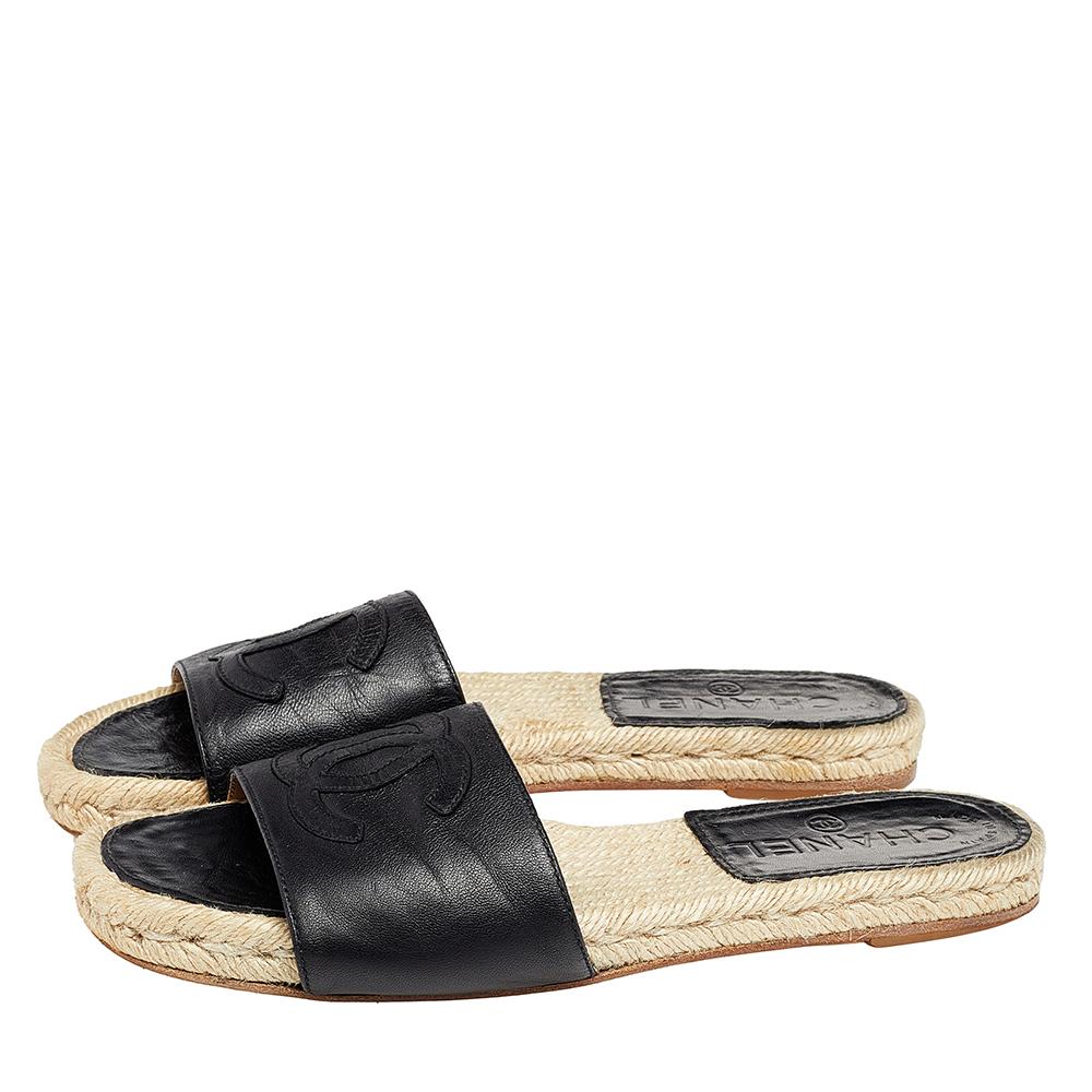 These Chanel espadrilles slides are all about comfort! The design involves a CC-detailed upper leather strap and durable leather sole for lasting wear. The slip-on style makes the pair convenient to use.

