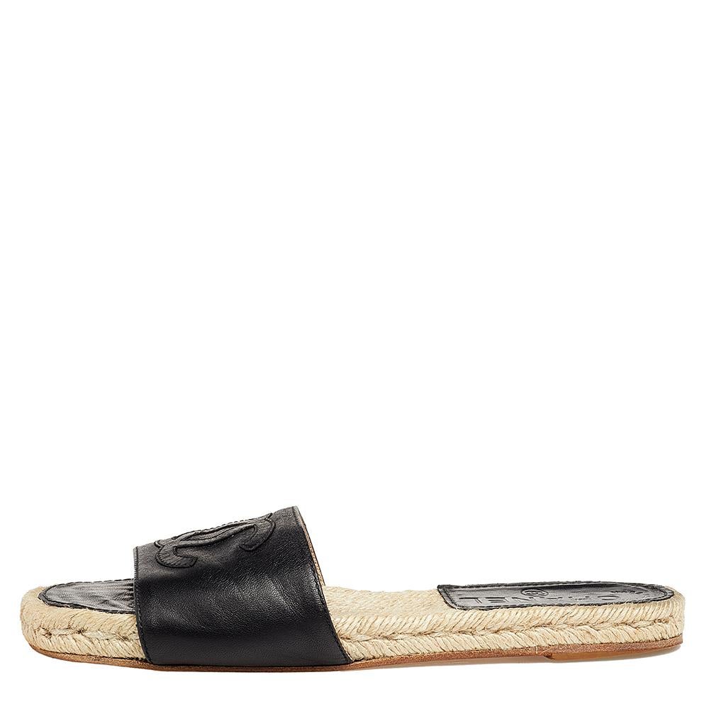These Chanel espadrilles slides are all about comfort! The design involves a CC-detailed upper leather strap and durable leather sole for lasting wear. The slip-on style makes the pair convenient to use.
